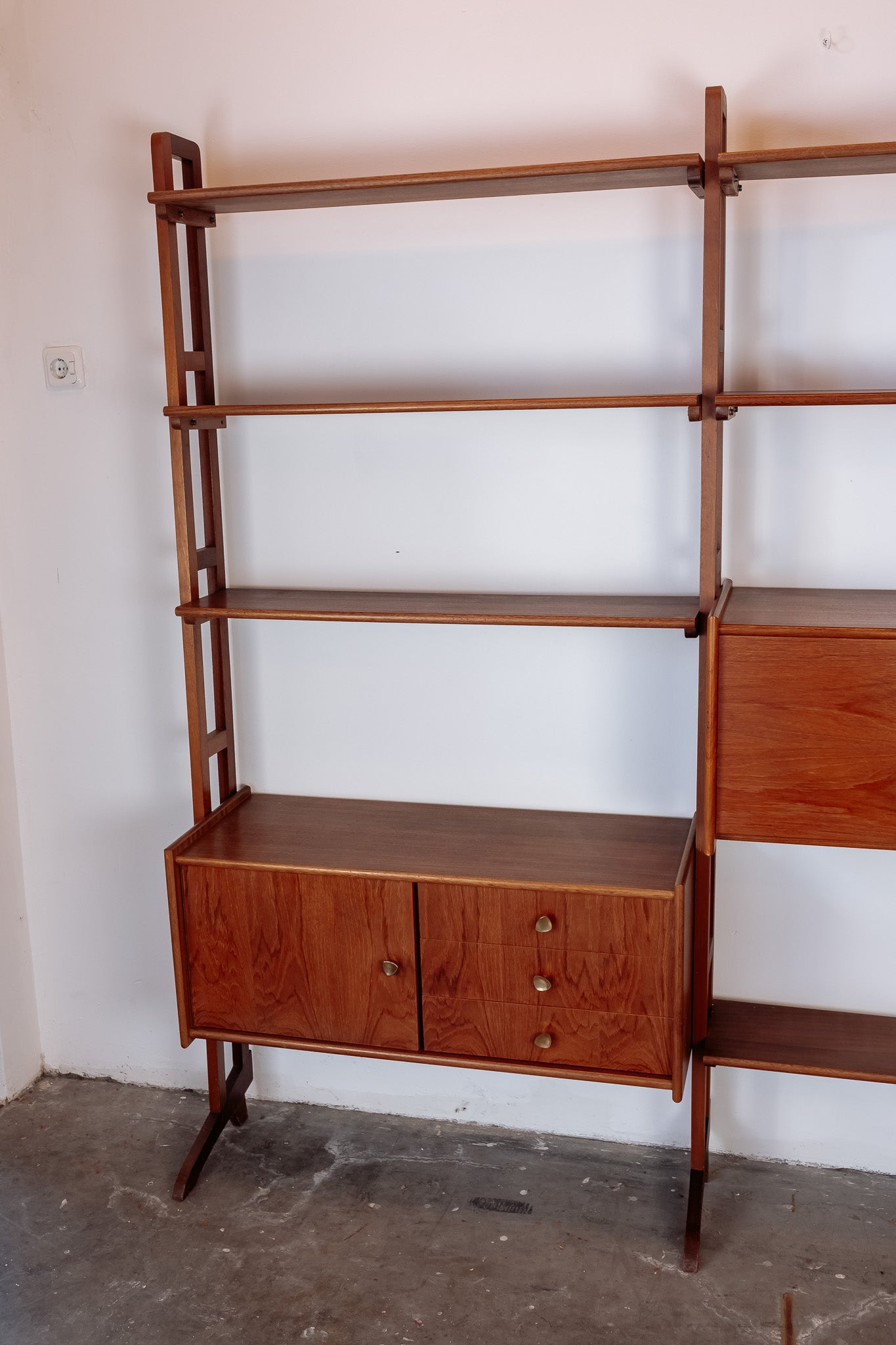 Mid Century teak wandmeubel met uitklapbaar bureautje