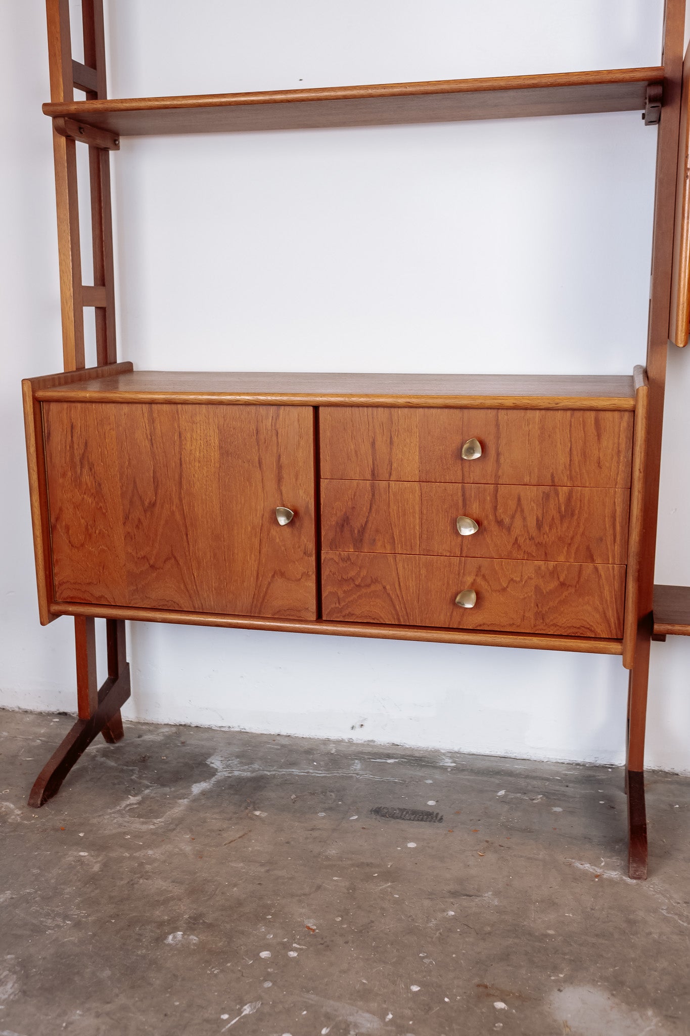 Mid Century teak wandmeubel met uitklapbaar bureautje