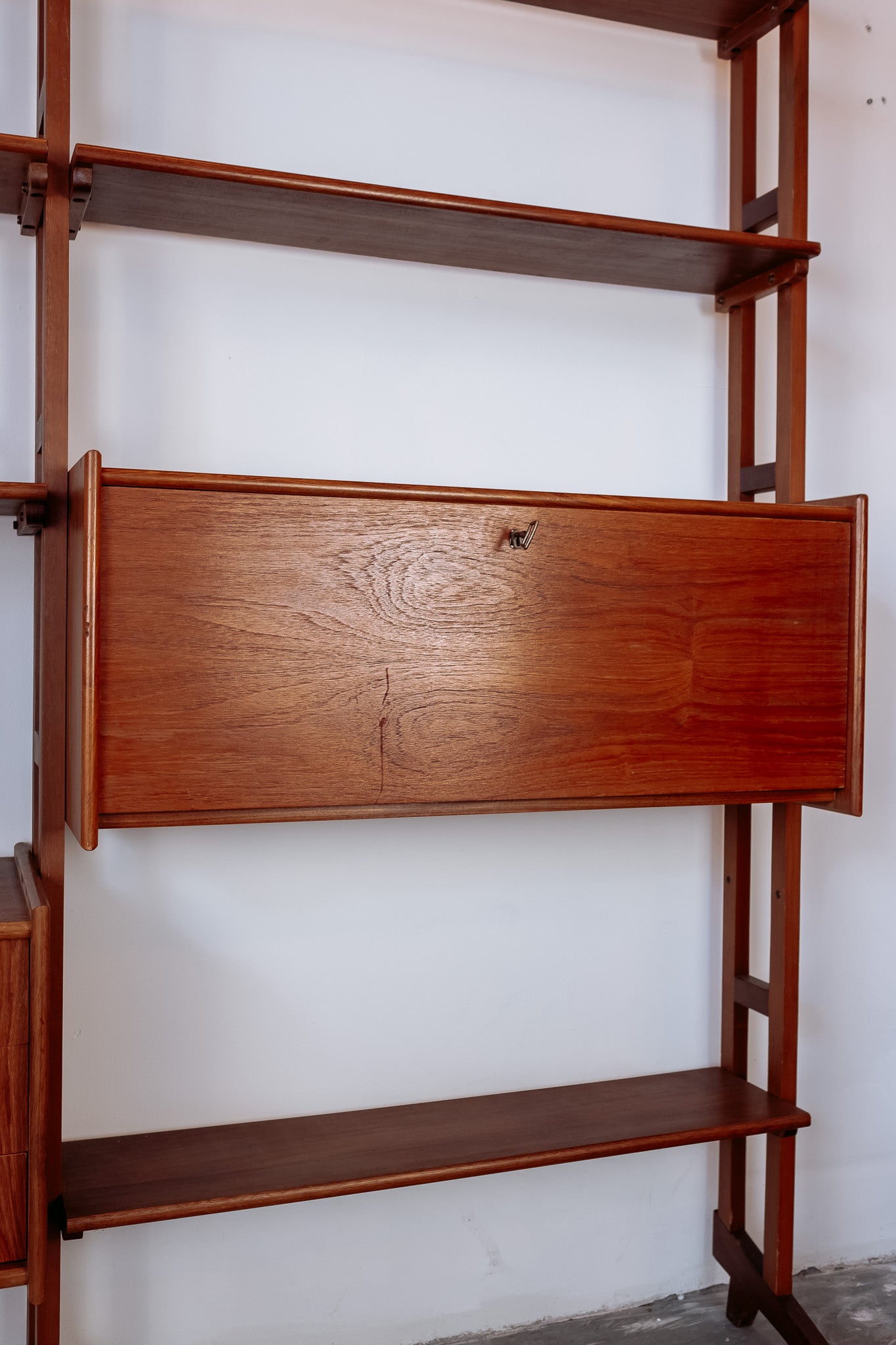 Mid Century teak wandmeubel met uitklapbaar bureautje