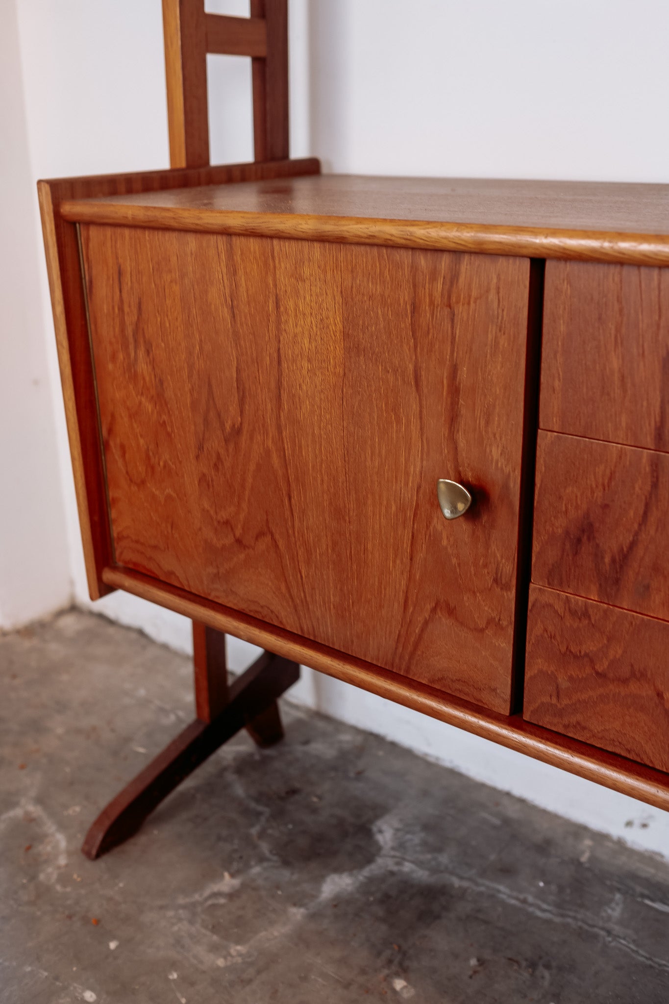 Mid Century teak wandmeubel met uitklapbaar bureautje