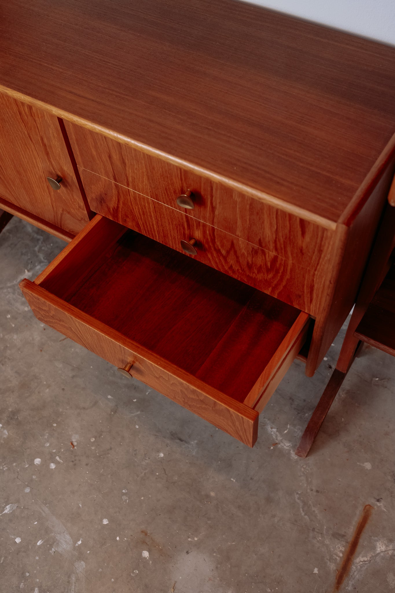 Mid Century teak wandmeubel met uitklapbaar bureautje