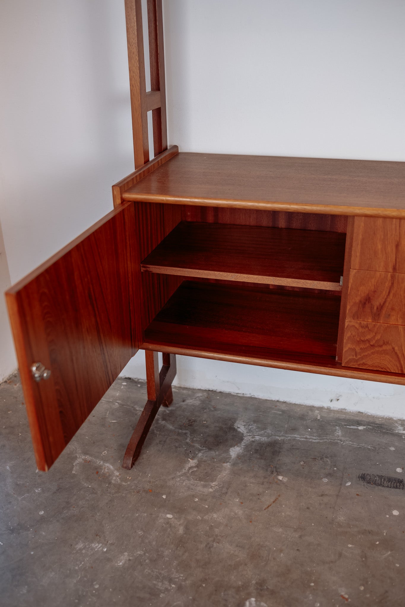 Mid Century teak wandmeubel met uitklapbaar bureautje