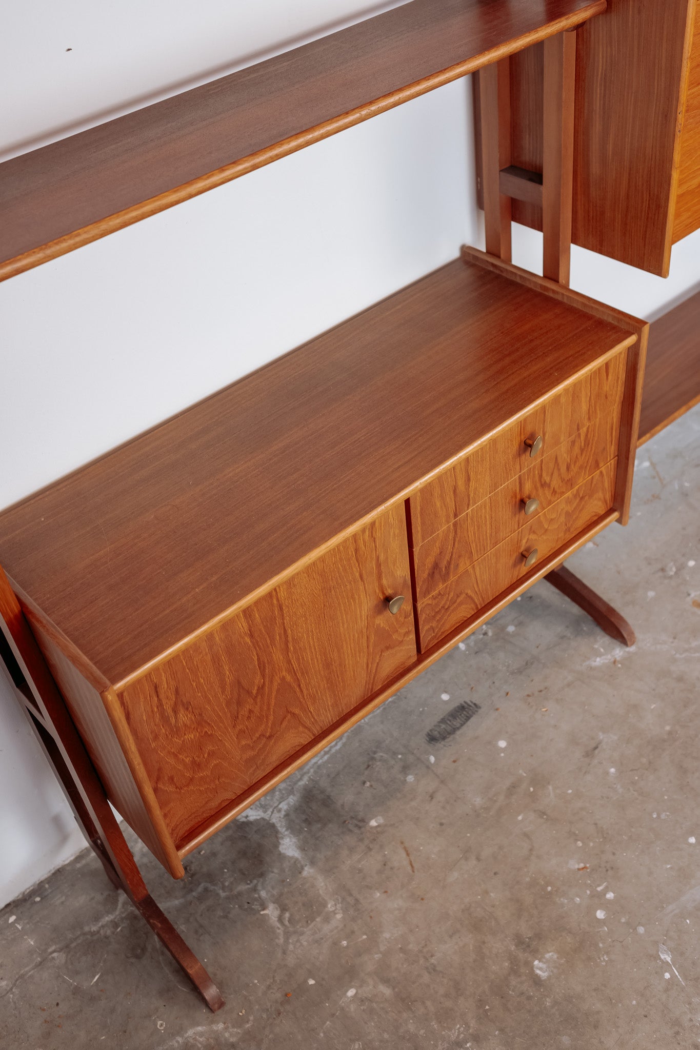 Mid Century teak wandmeubel met uitklapbaar bureautje