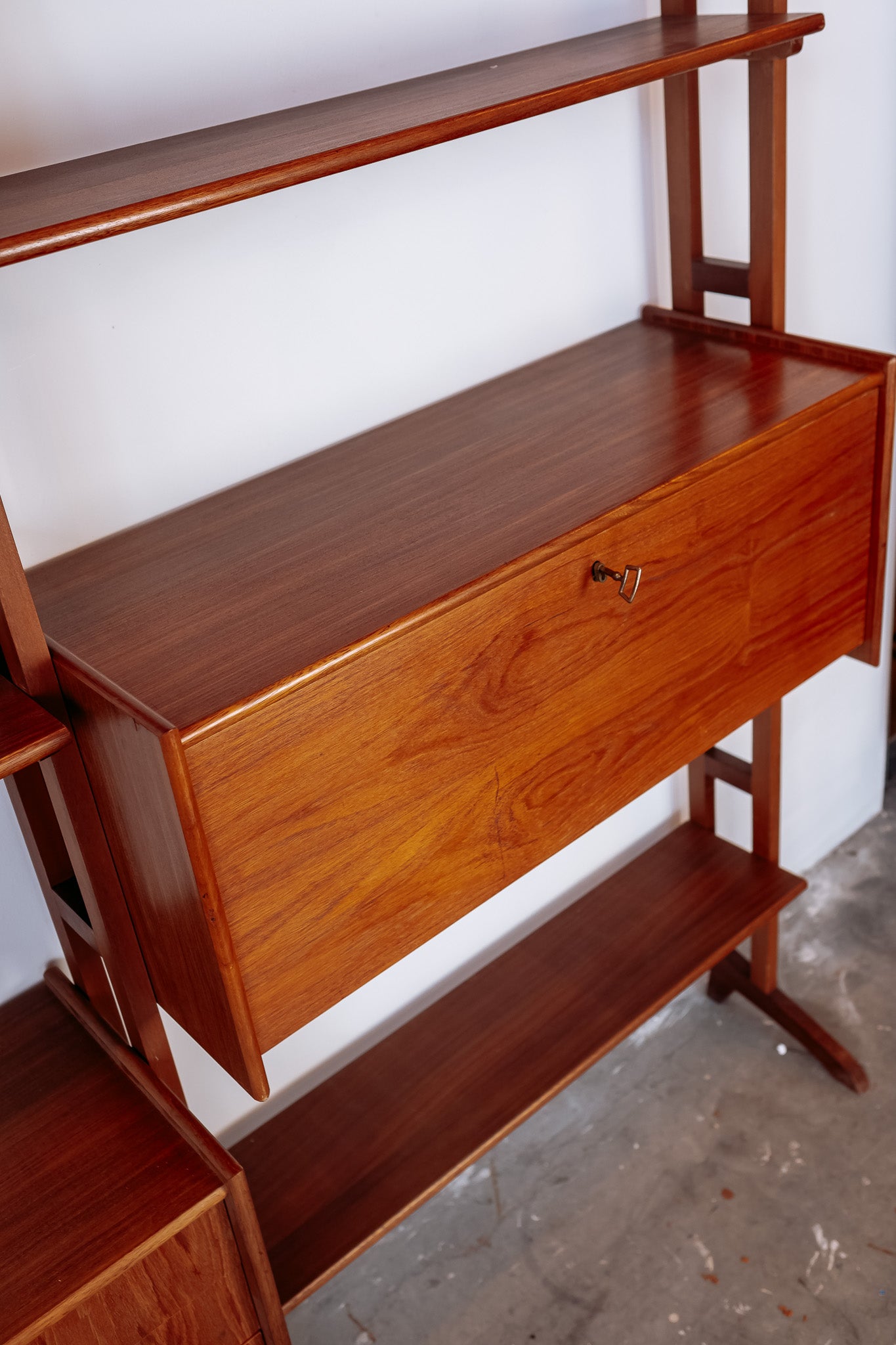 Mid Century teak wandmeubel met uitklapbaar bureautje