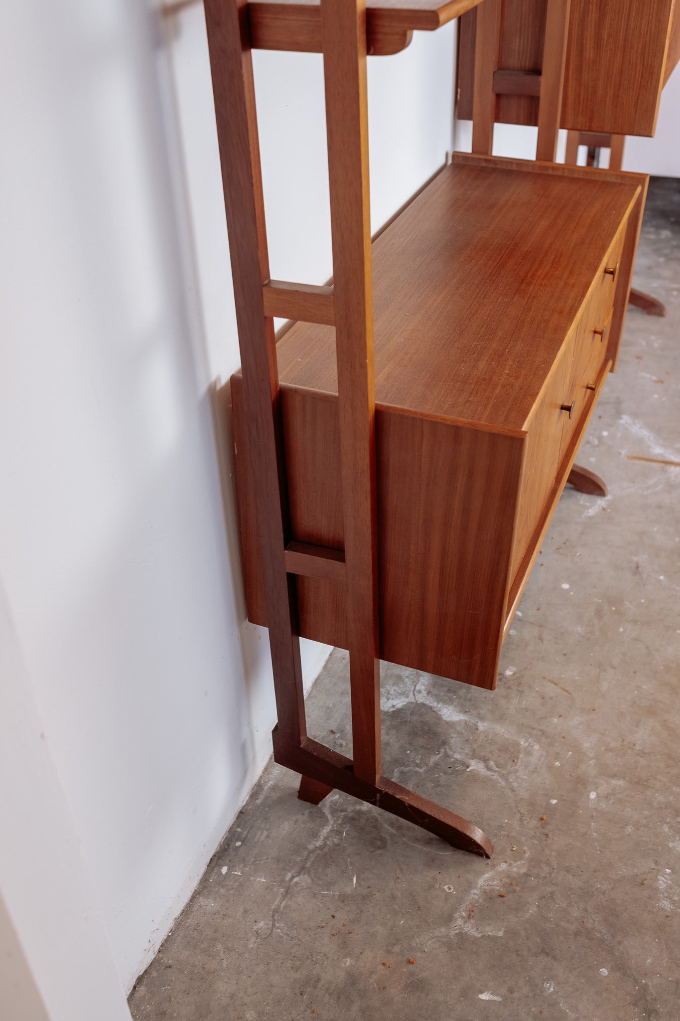 Mid Century teak wandmeubel met uitklapbaar bureautje