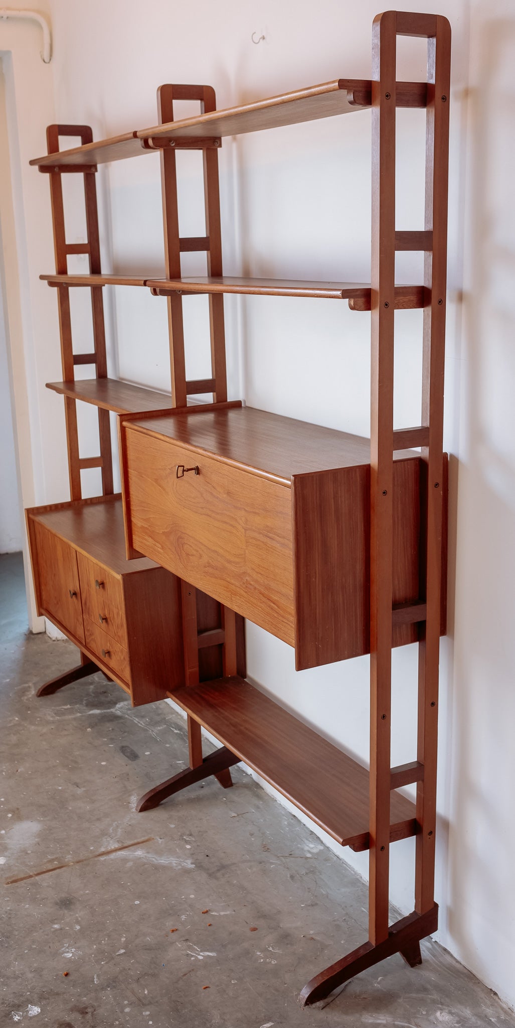 Mid Century teak wandmeubel met uitklapbaar bureautje