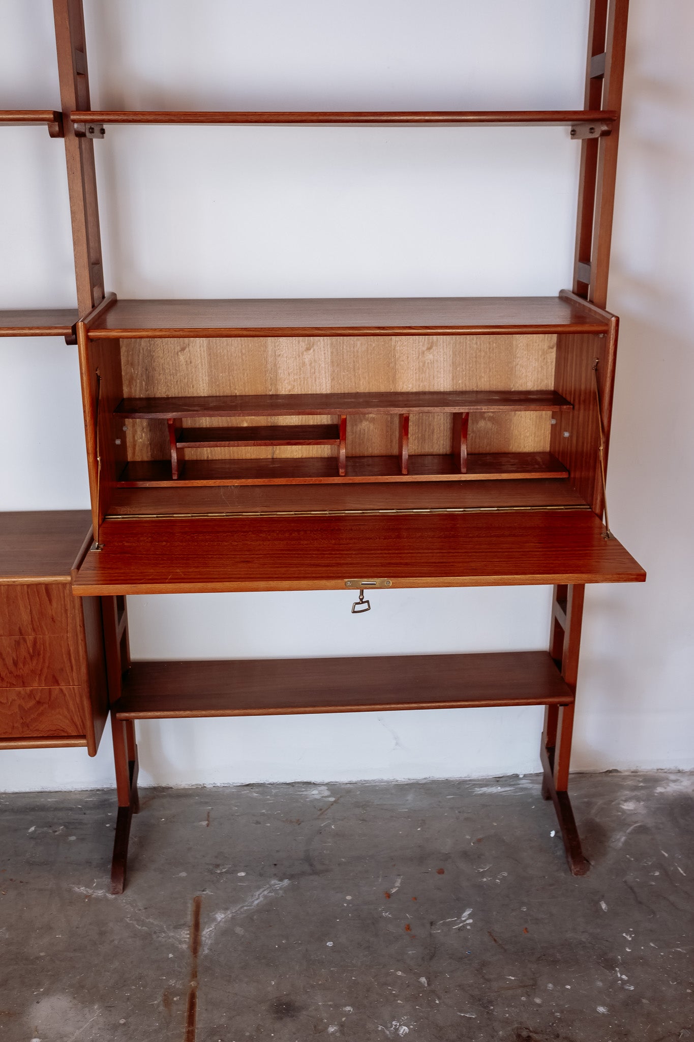 Mid Century teak wandmeubel met uitklapbaar bureautje