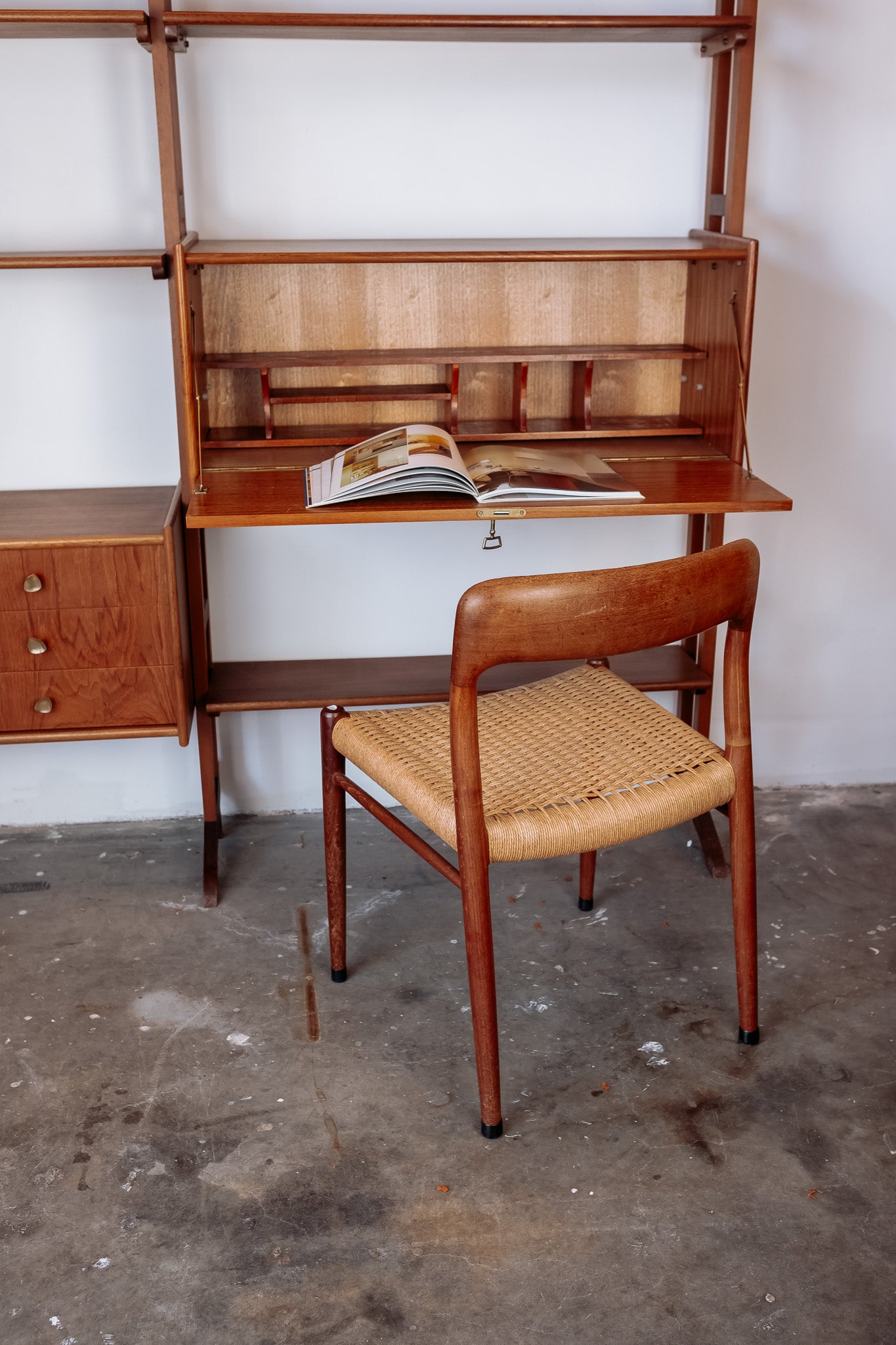 Mid Century teak wandmeubel met uitklapbaar bureautje