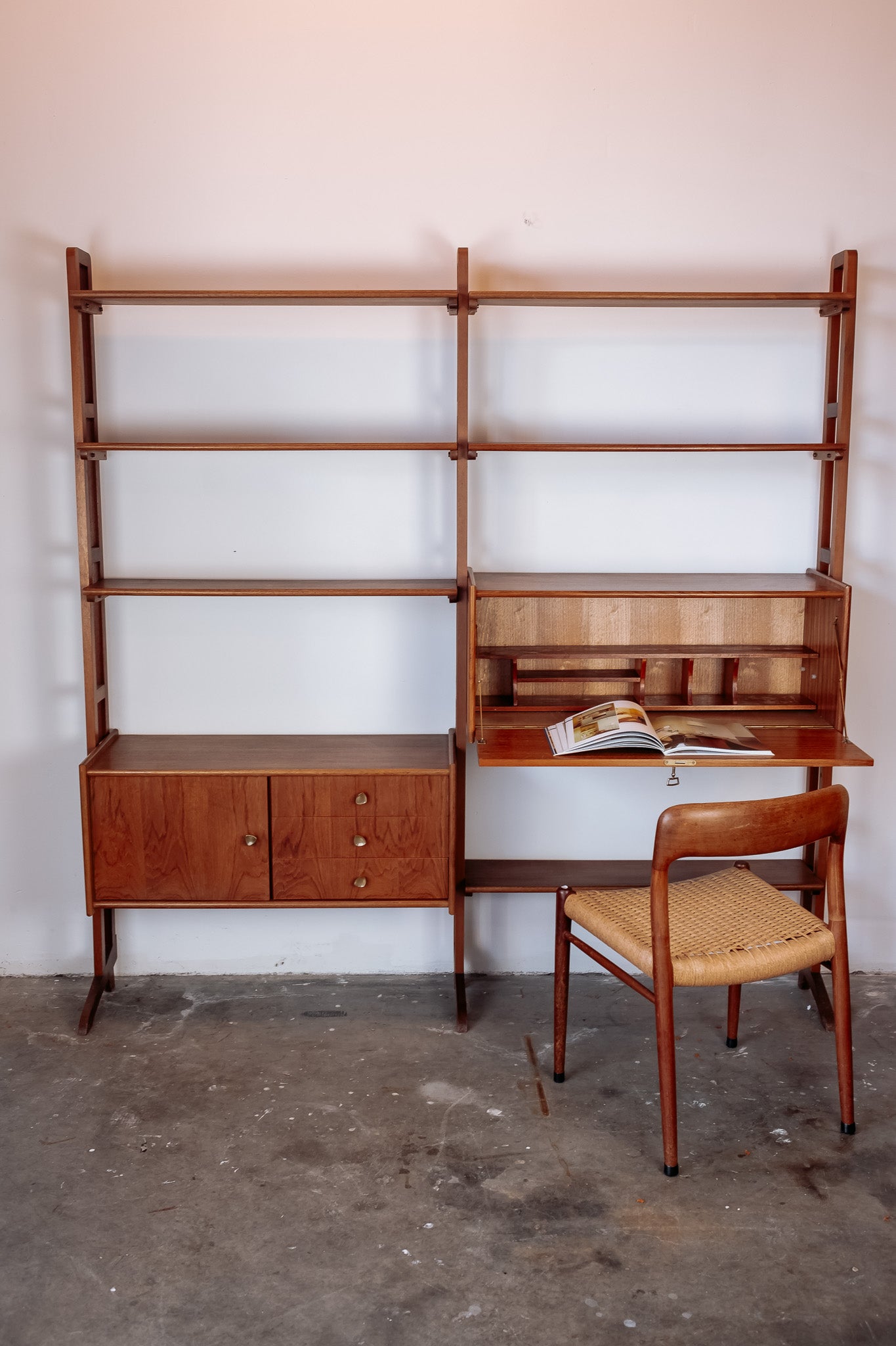 Mid Century teak wandmeubel met uitklapbaar bureautje