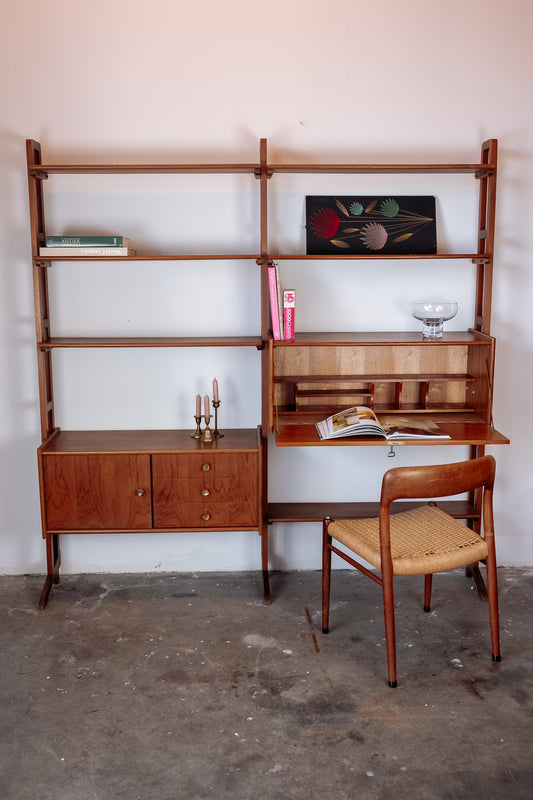 Mid Century teak wandmeubel met uitklapbaar bureautje