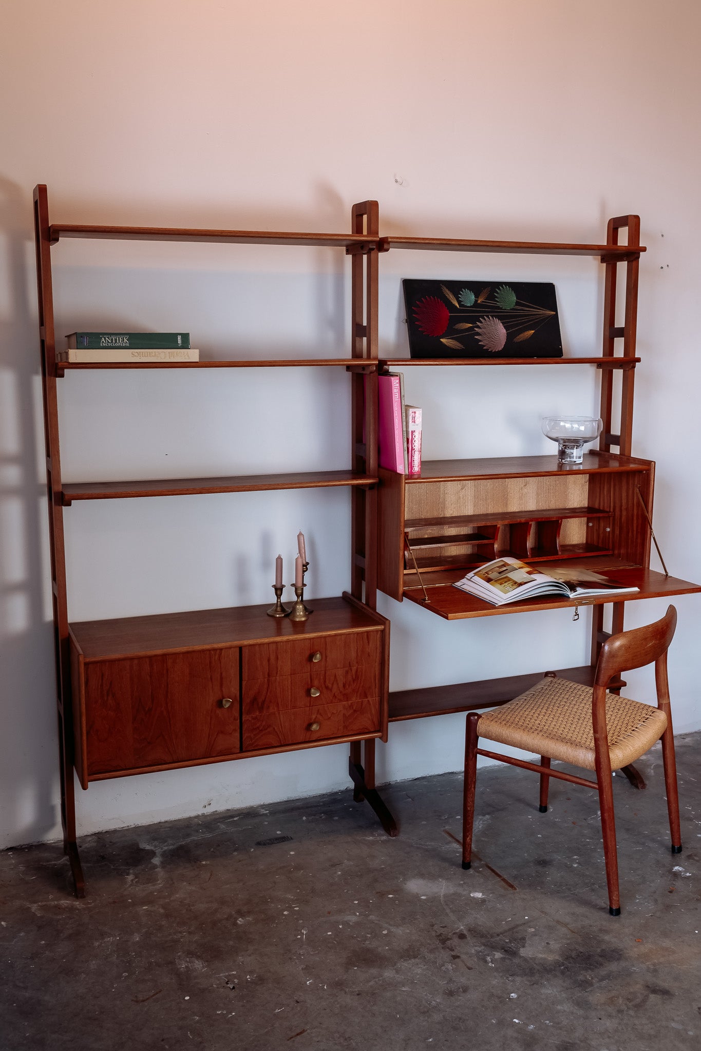 Mid Century teak wandmeubel met uitklapbaar bureautje