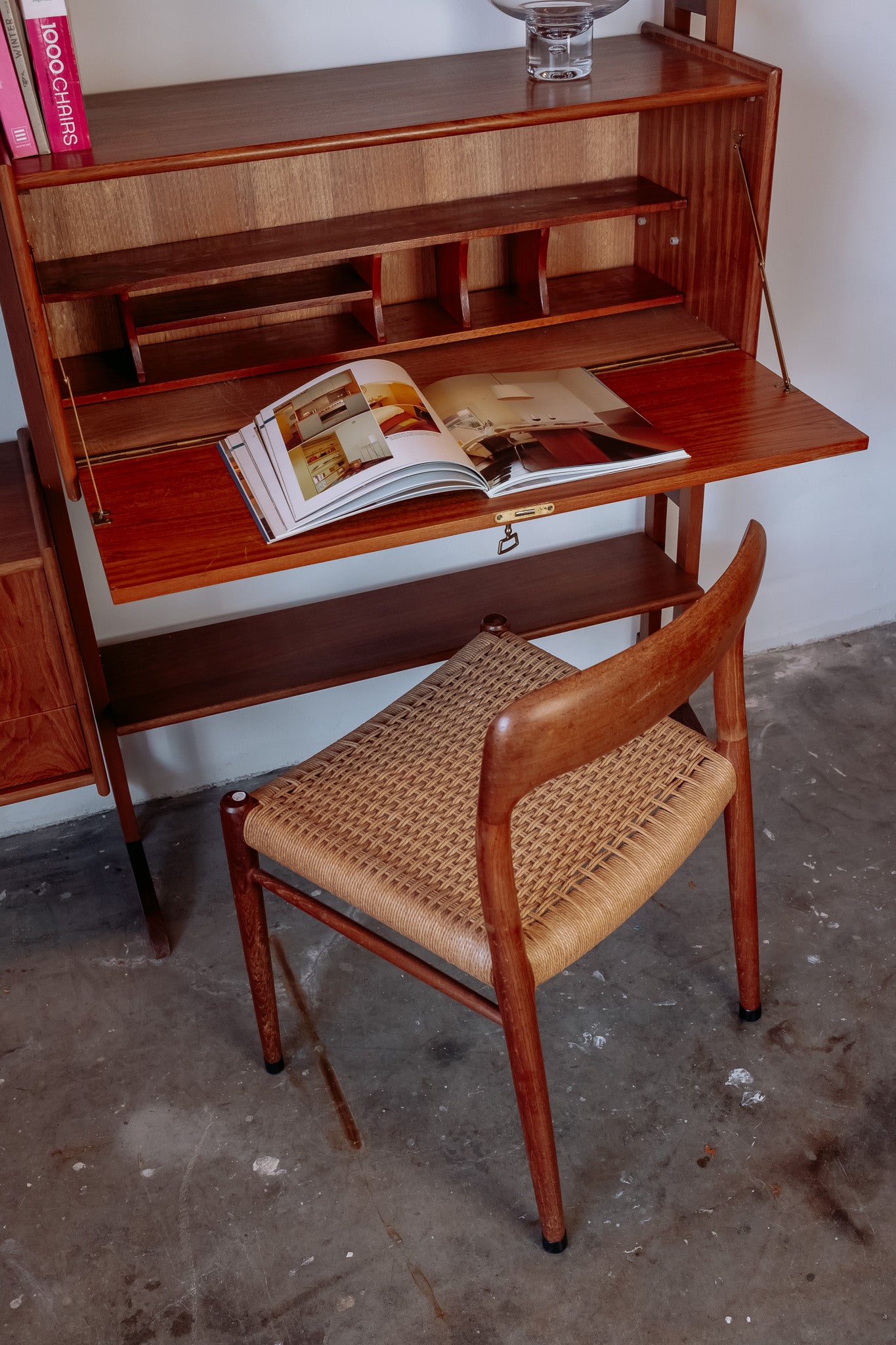 Mid Century teak wandmeubel met uitklapbaar bureautje