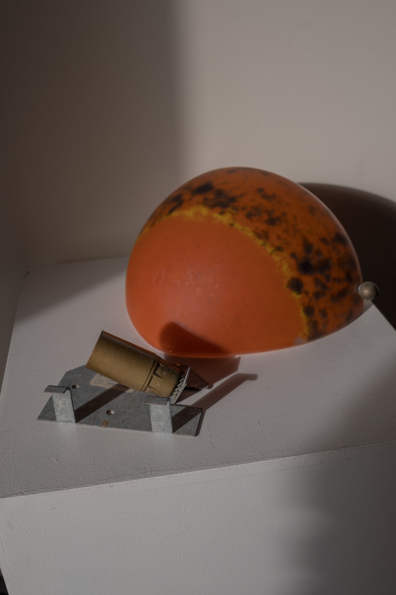 Art Deco pate de verre wandlamp uit Frankrijk