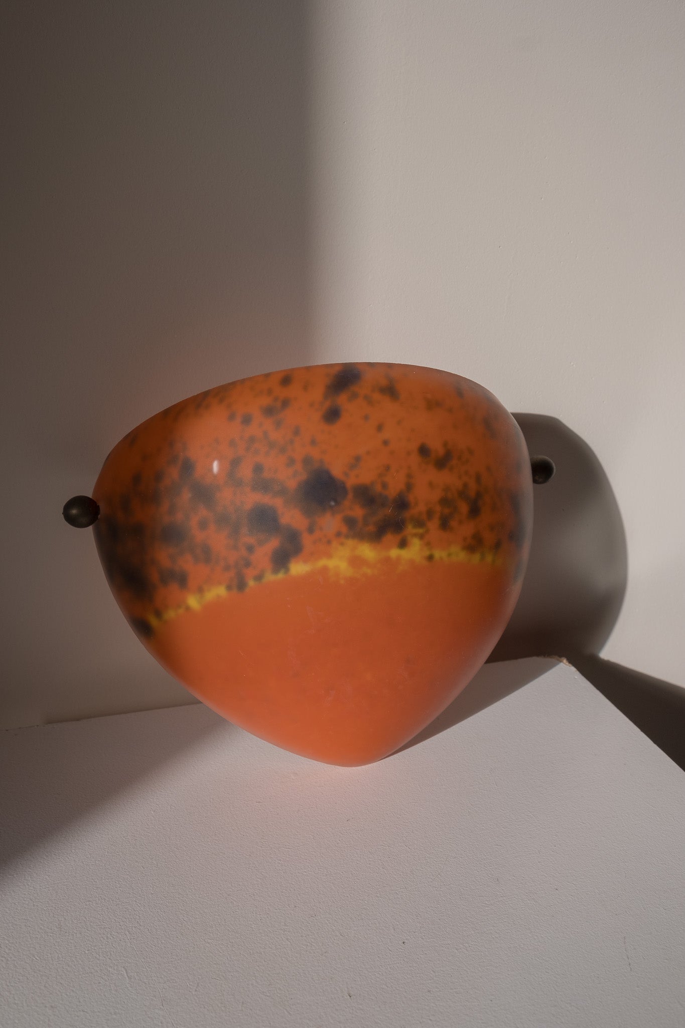 Art Deco pate de verre wandlamp uit Frankrijk