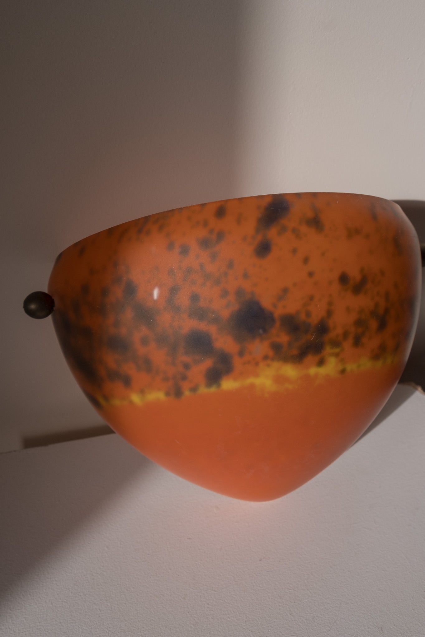 Art Deco pate de verre wandlamp uit Frankrijk