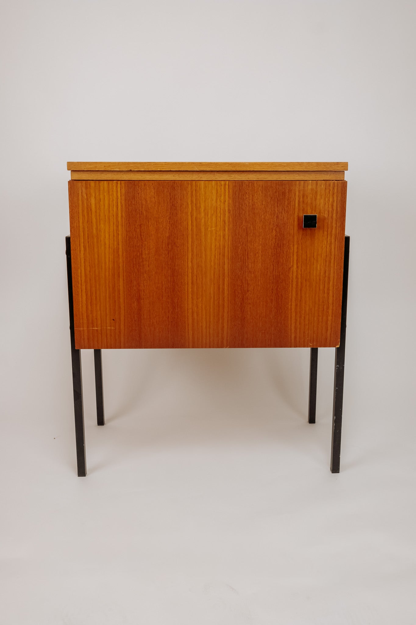 Vintage houten kastje met zwarte stalen poten