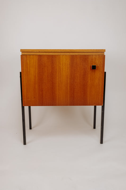 Vintage houten kastje met zwarte stalen poten