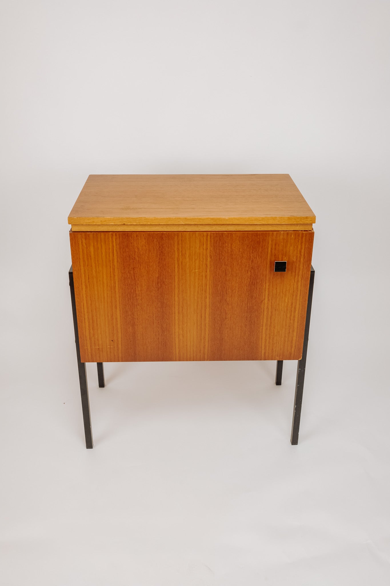 Vintage houten kastje met zwarte stalen poten