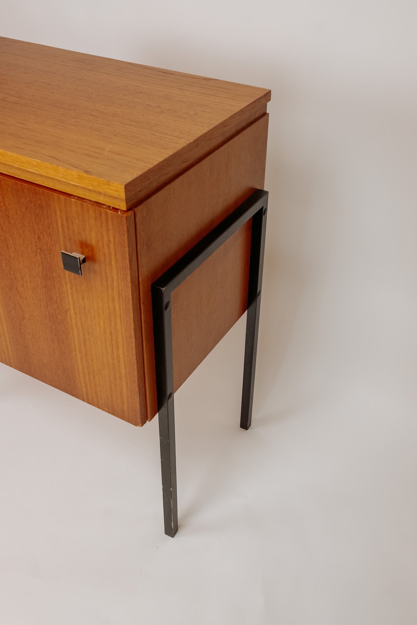 Vintage houten kastje met zwarte stalen poten