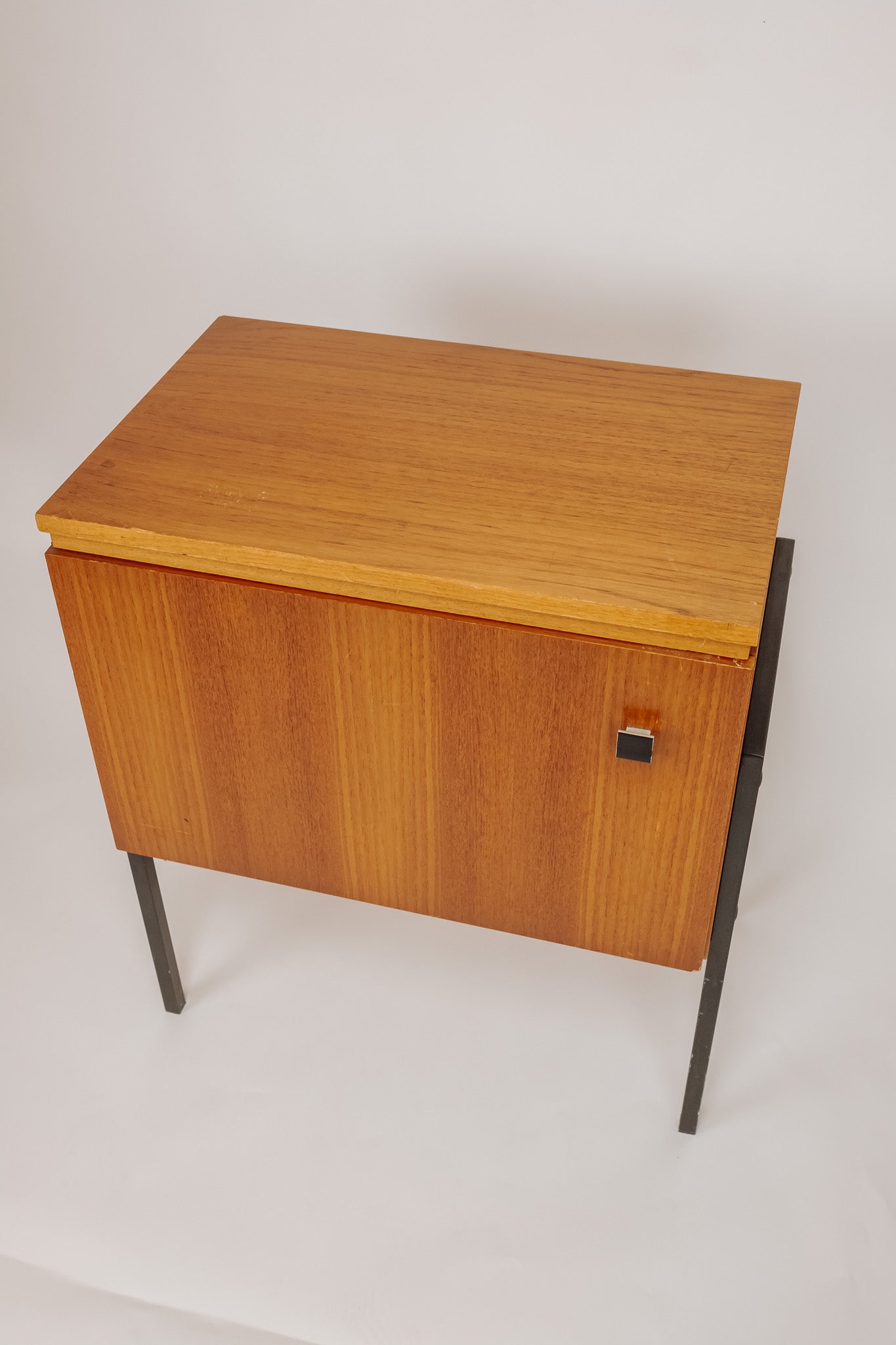 Vintage houten kastje met zwarte stalen poten