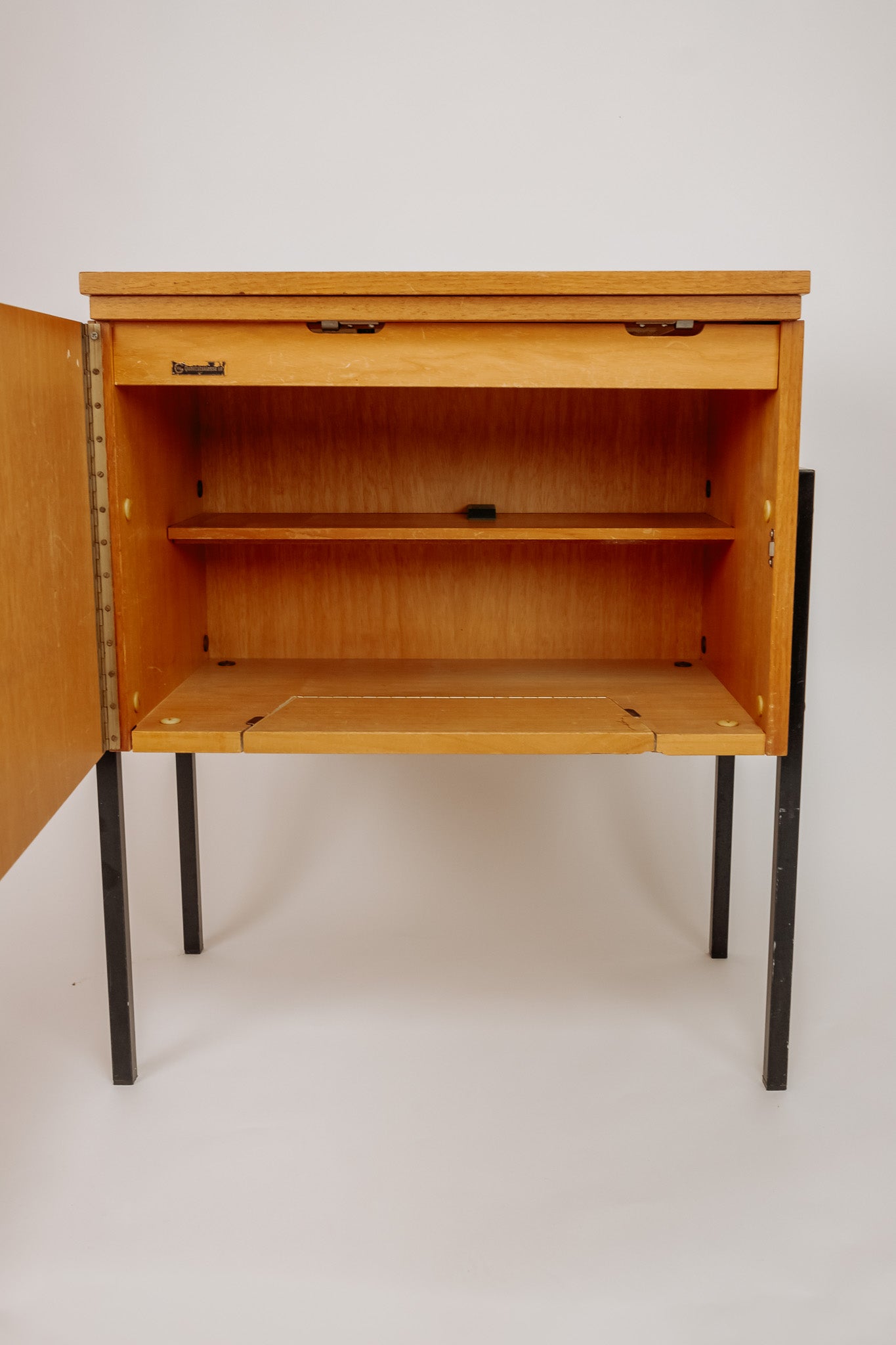 Vintage houten kastje met zwarte stalen poten