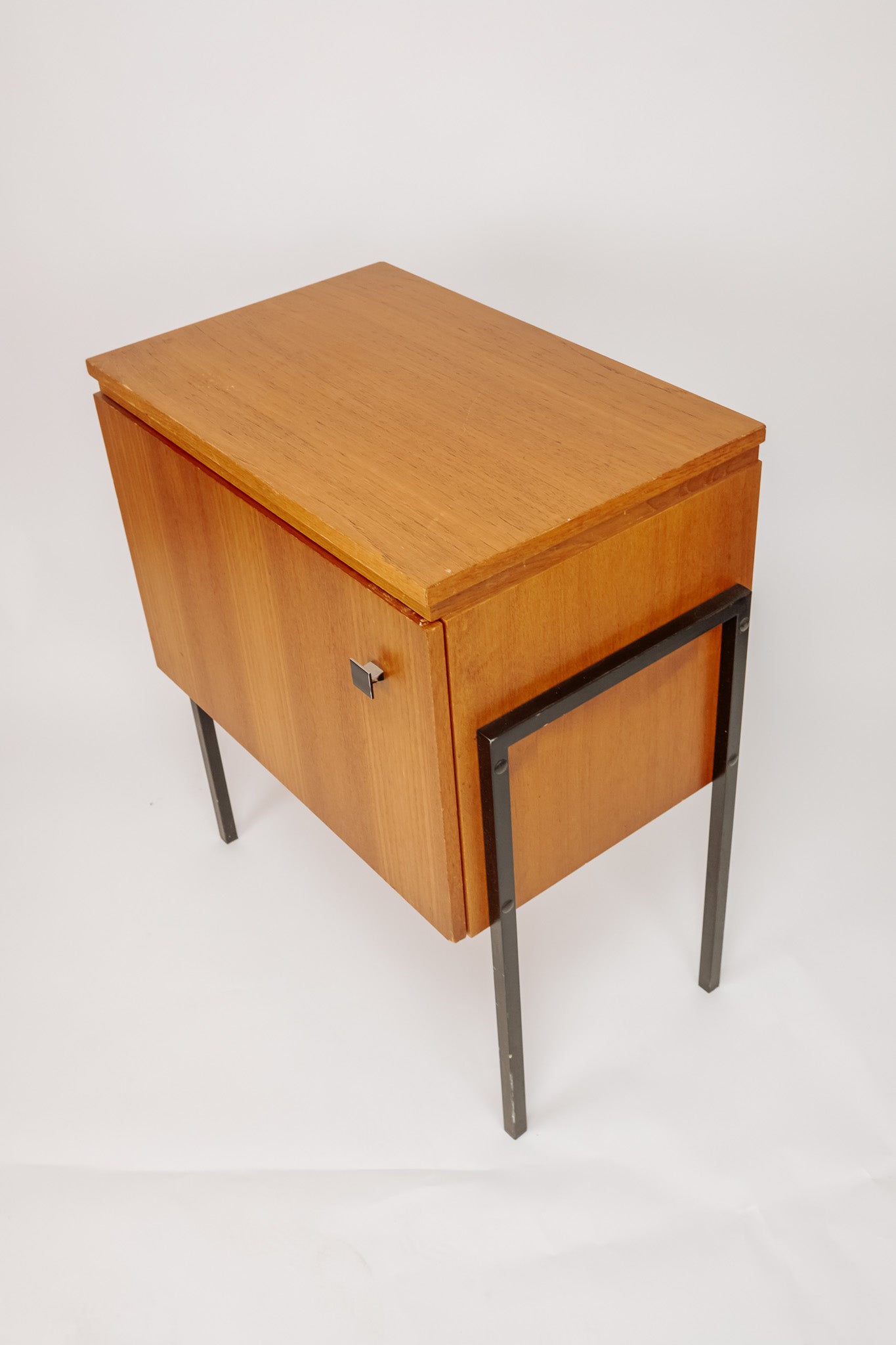 Vintage houten kastje met zwarte stalen poten