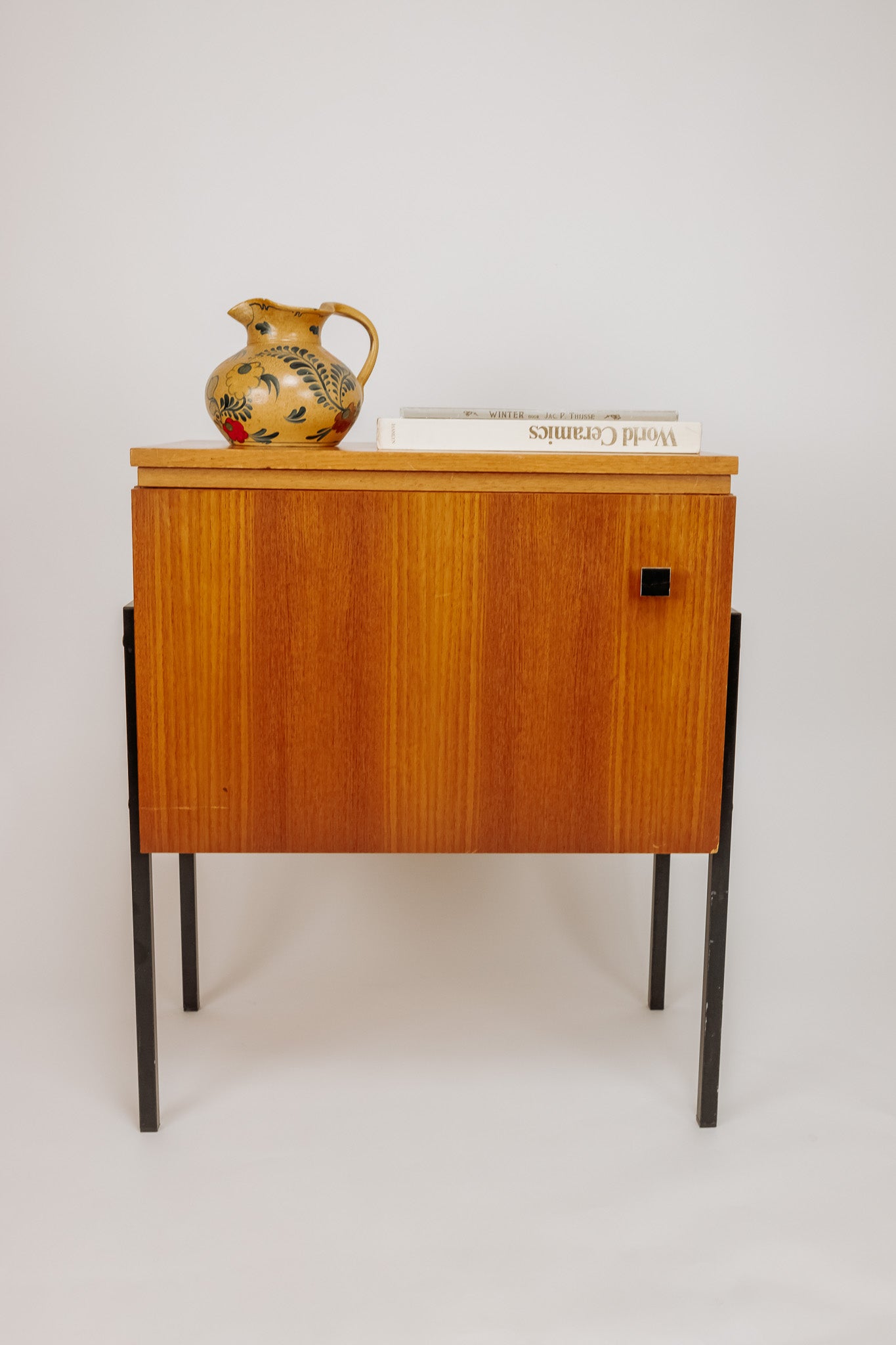 Vintage houten kastje met zwarte stalen poten