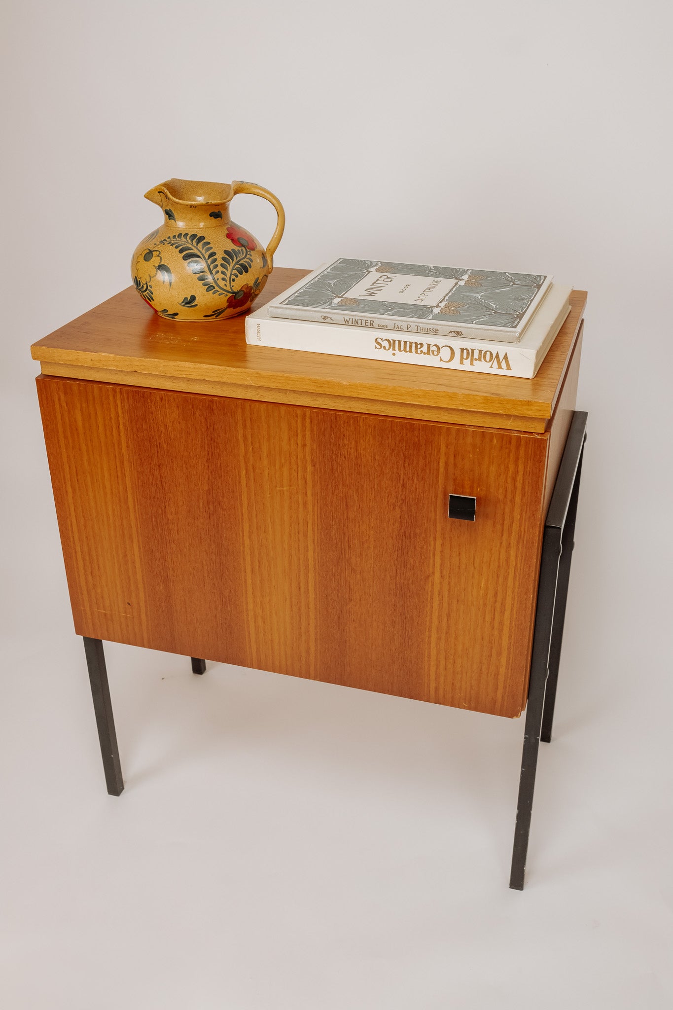 Vintage houten kastje met zwarte stalen poten