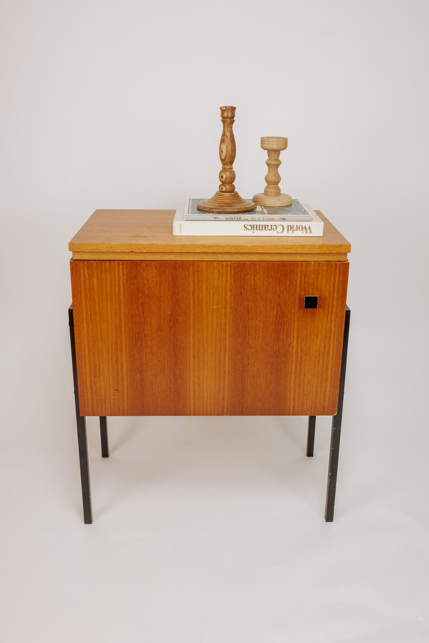 Vintage houten kastje met zwarte stalen poten