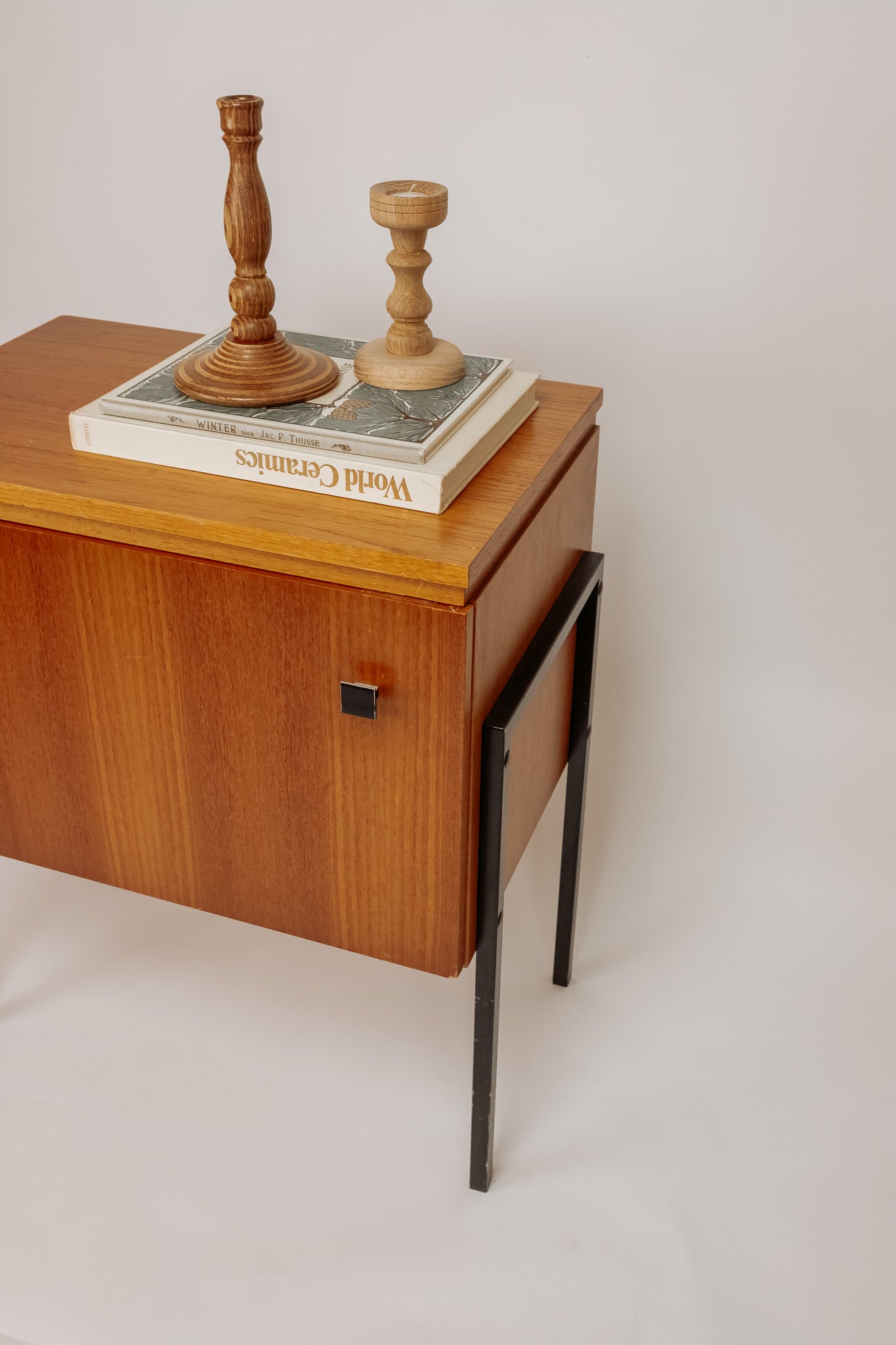 Vintage houten kastje met zwarte stalen poten