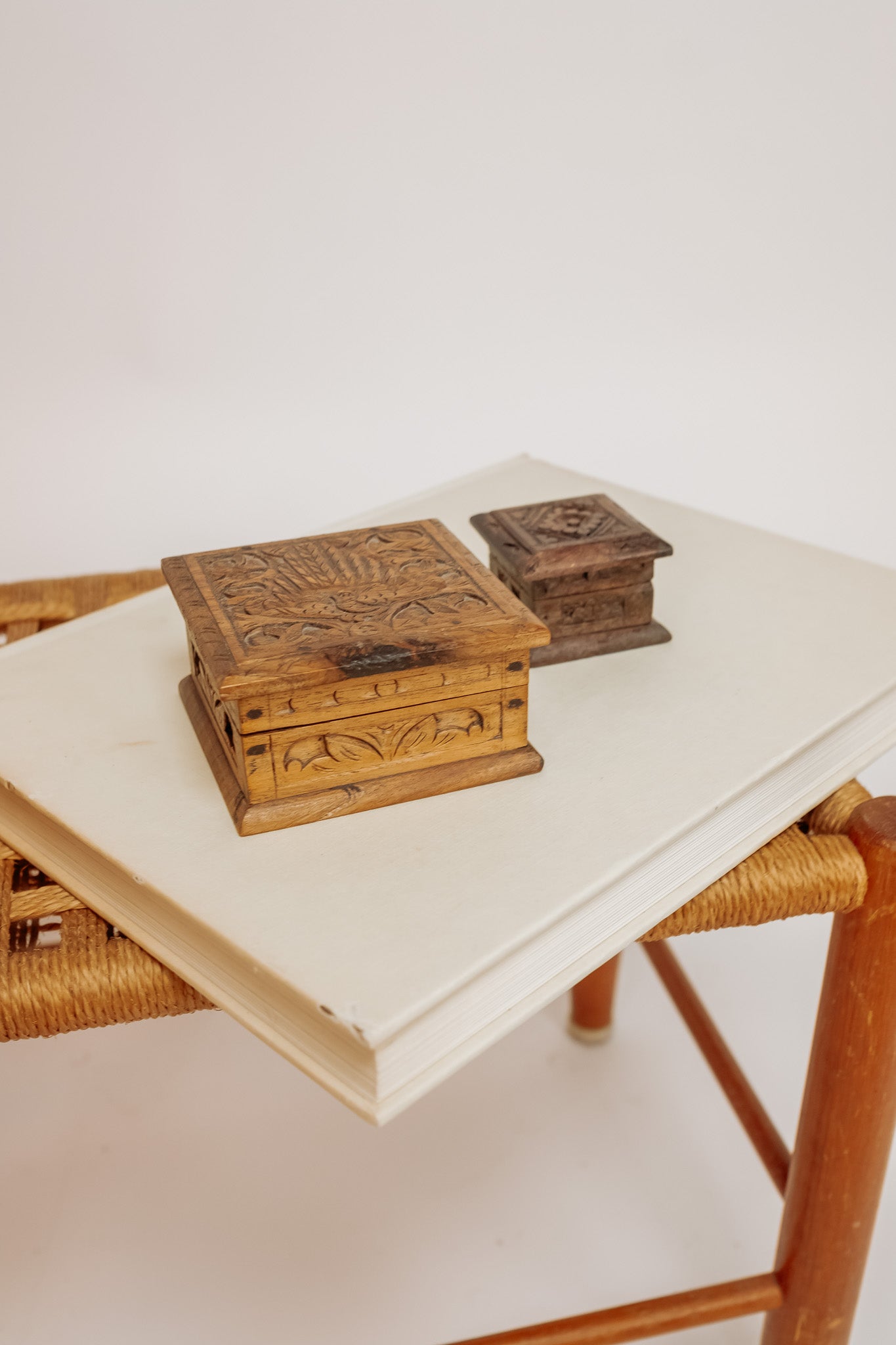 Set van 2 uit hout gesneden vintage sieradendoosjes