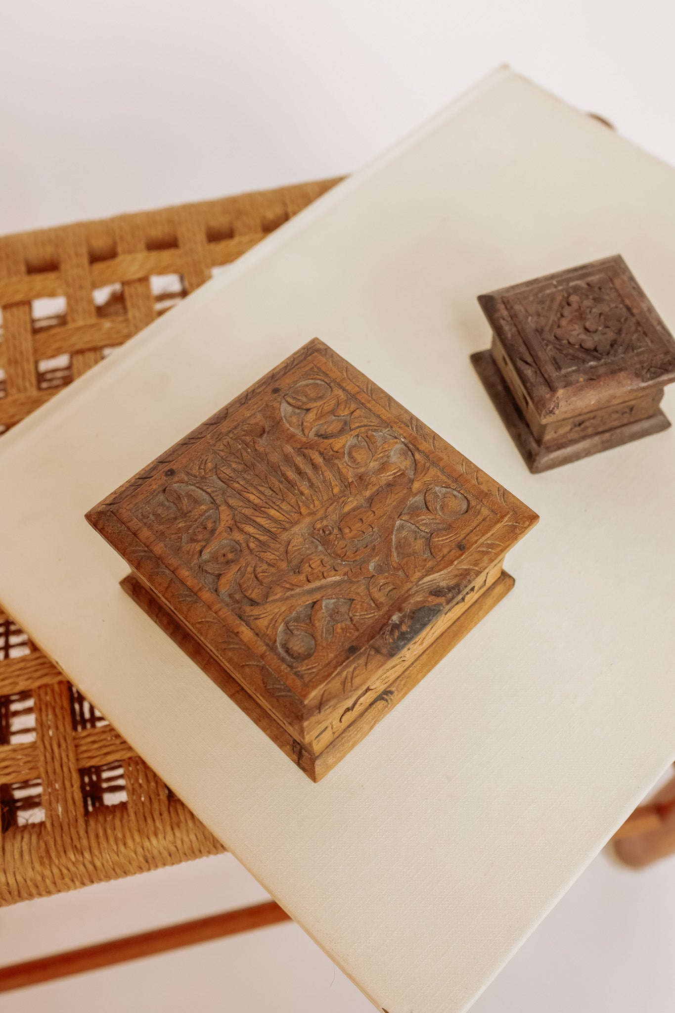 Set van 2 uit hout gesneden vintage sieradendoosjes
