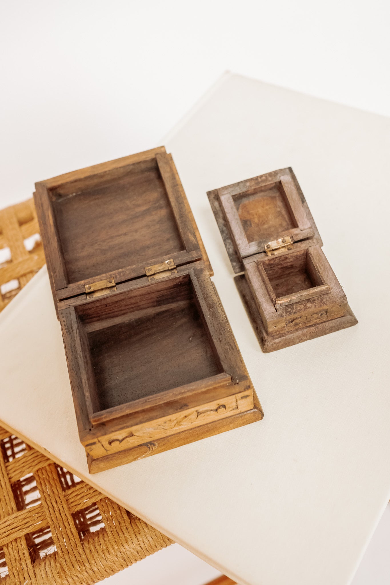 Set van 2 uit hout gesneden vintage sieradendoosjes