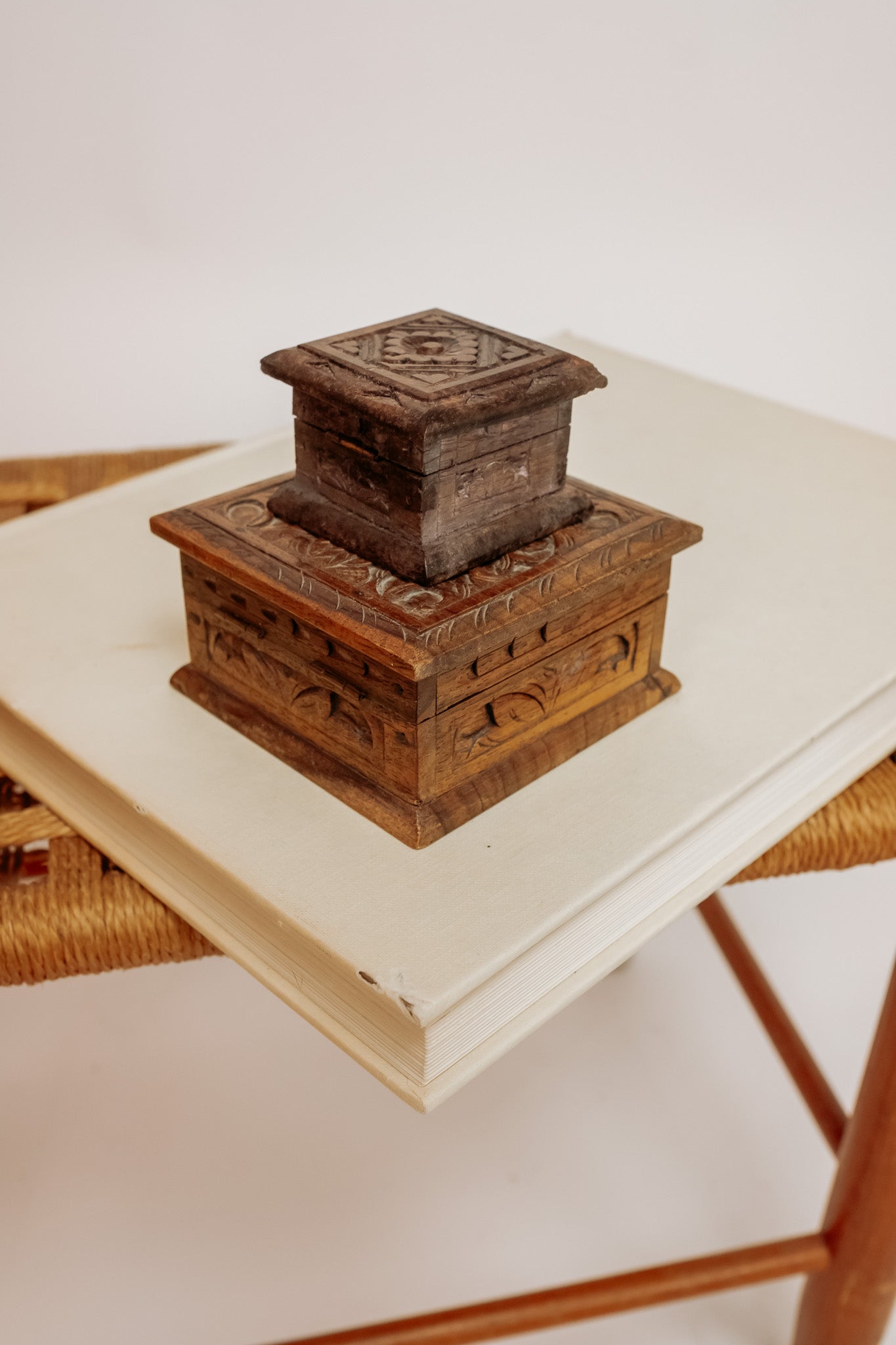 Set van 2 uit hout gesneden vintage sieradendoosjes