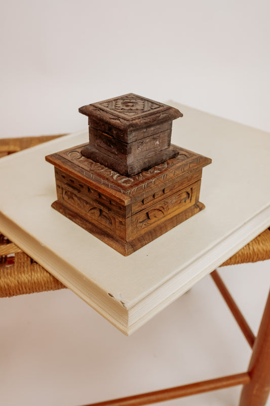 Set van 2 uit hout gesneden vintage sieradendoosjes