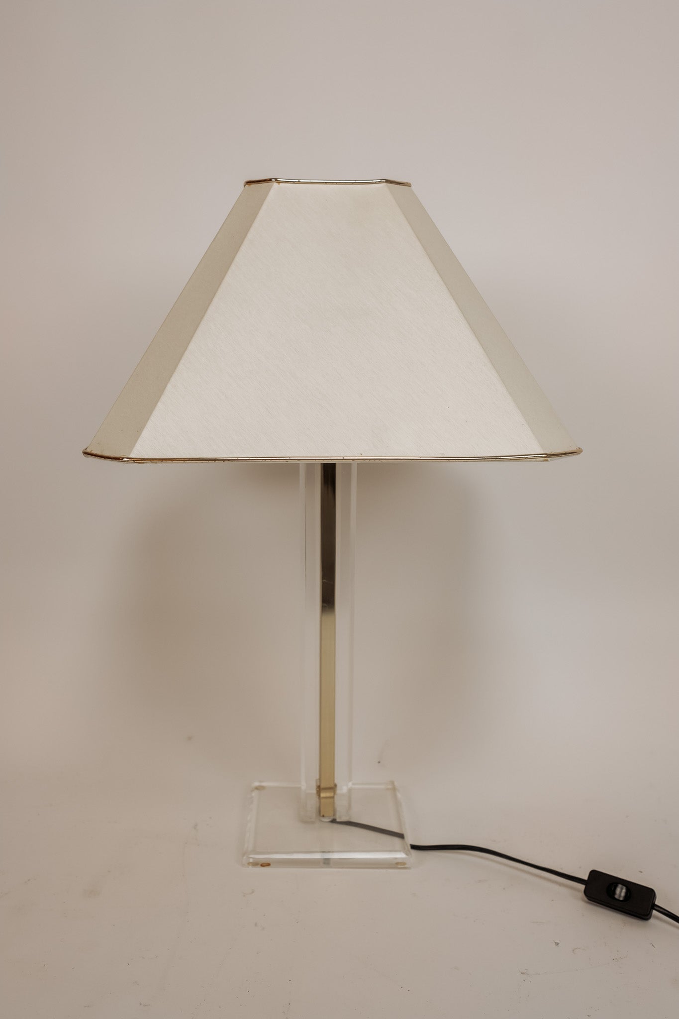 Vintage plexiglas tafellamp met messing details