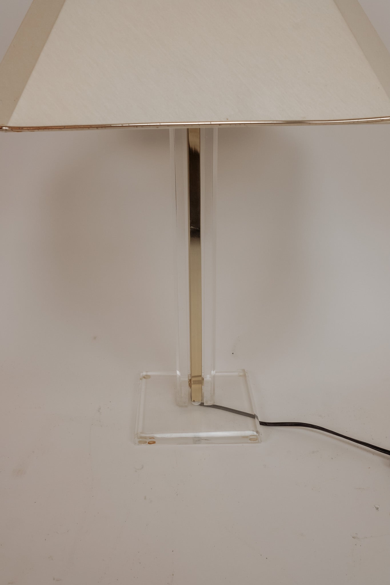 Vintage plexiglas tafellamp met messing details