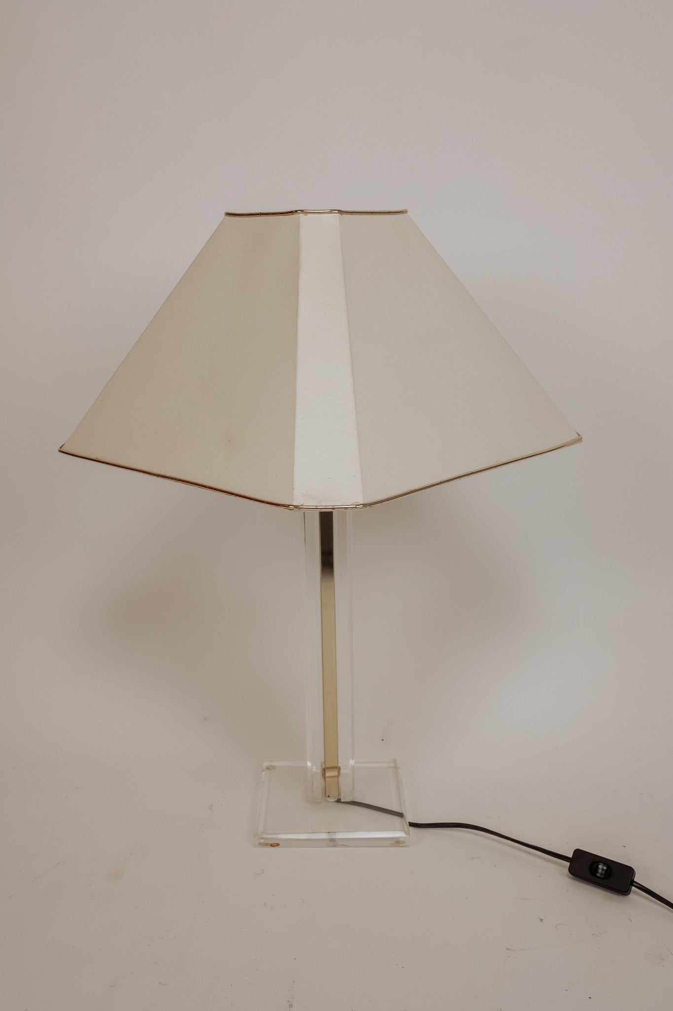 Vintage plexiglas tafellamp met messing details