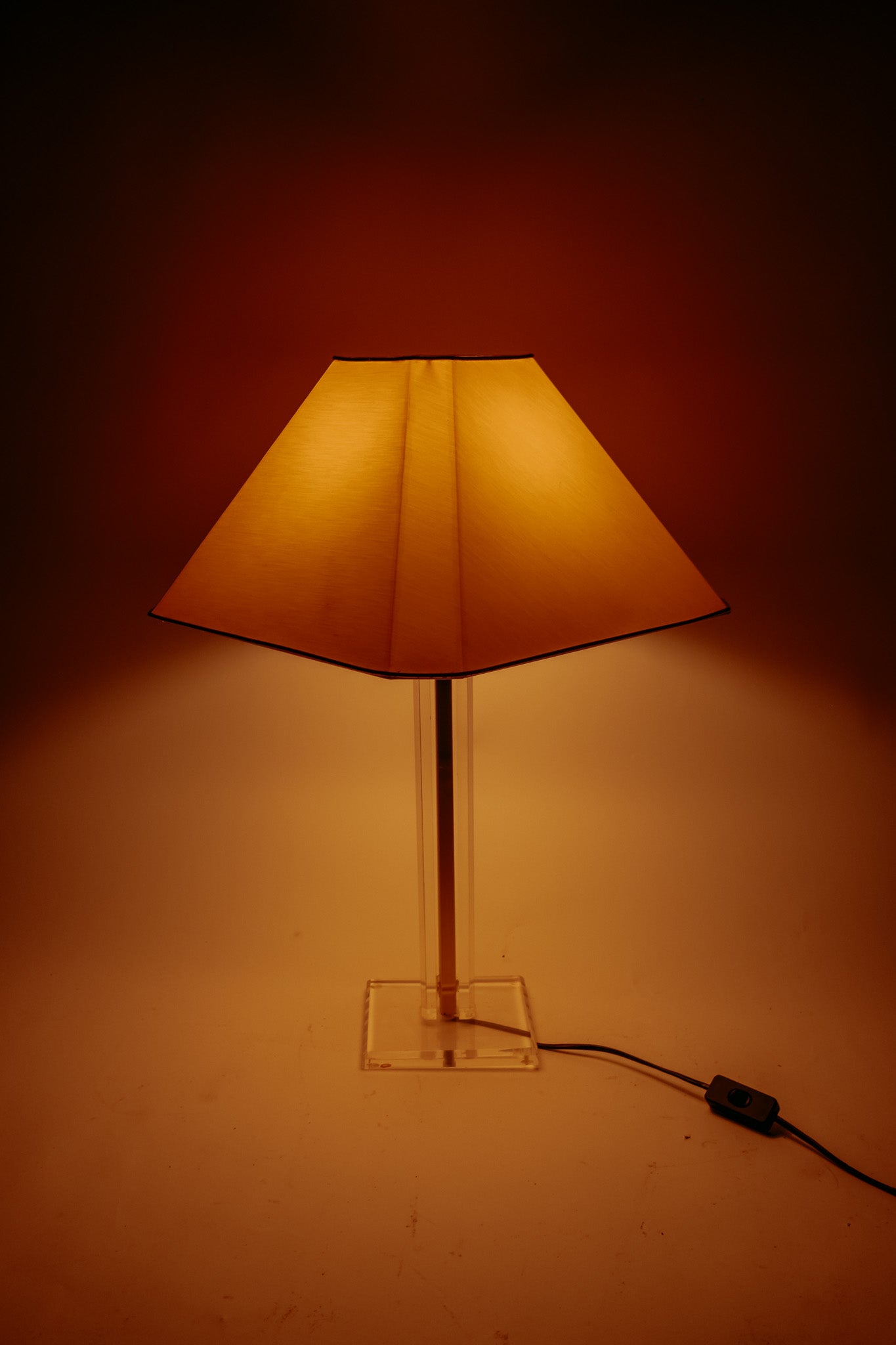 Vintage plexiglas tafellamp met messing details