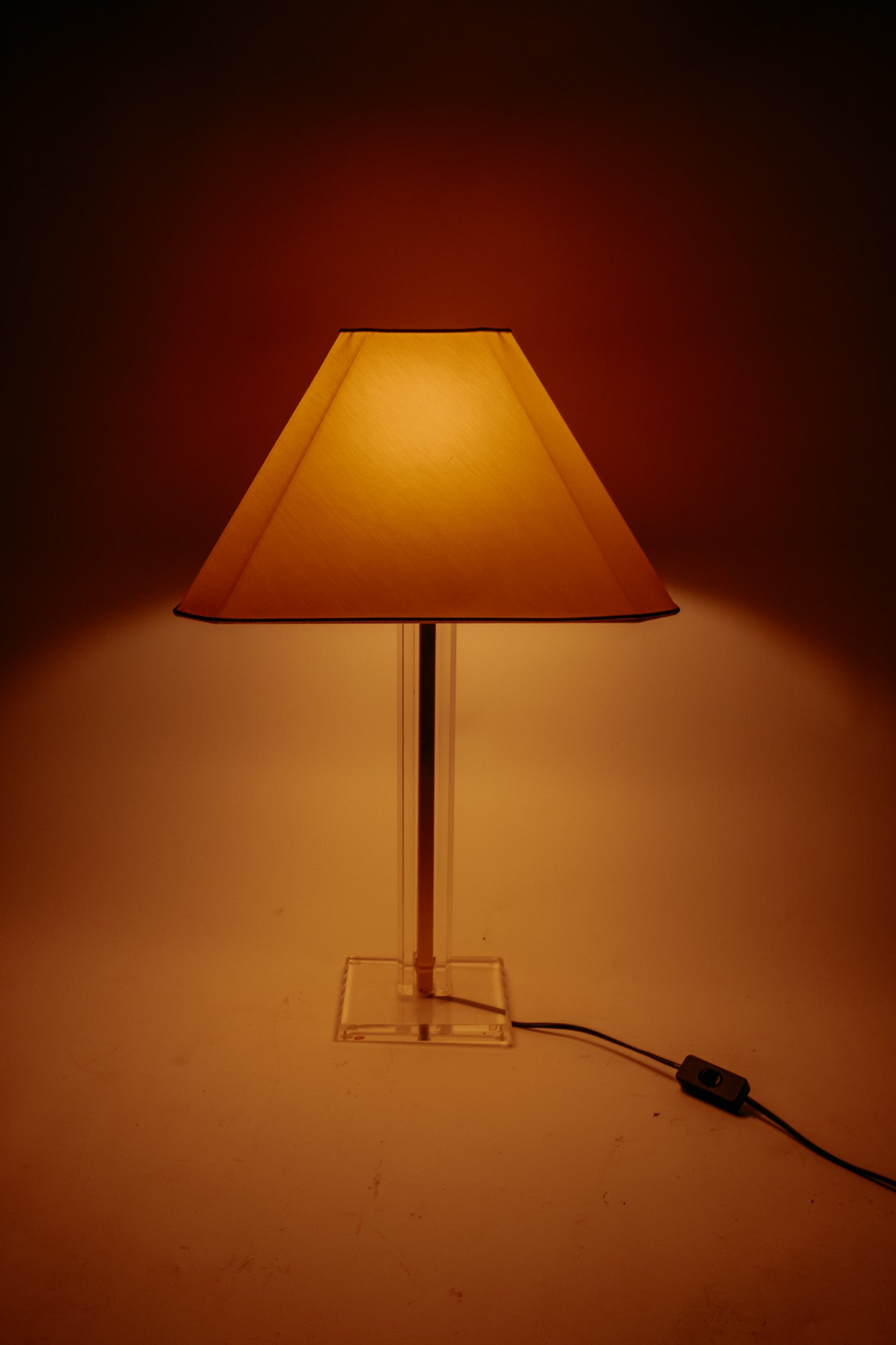 Vintage plexiglas tafellamp met messing details