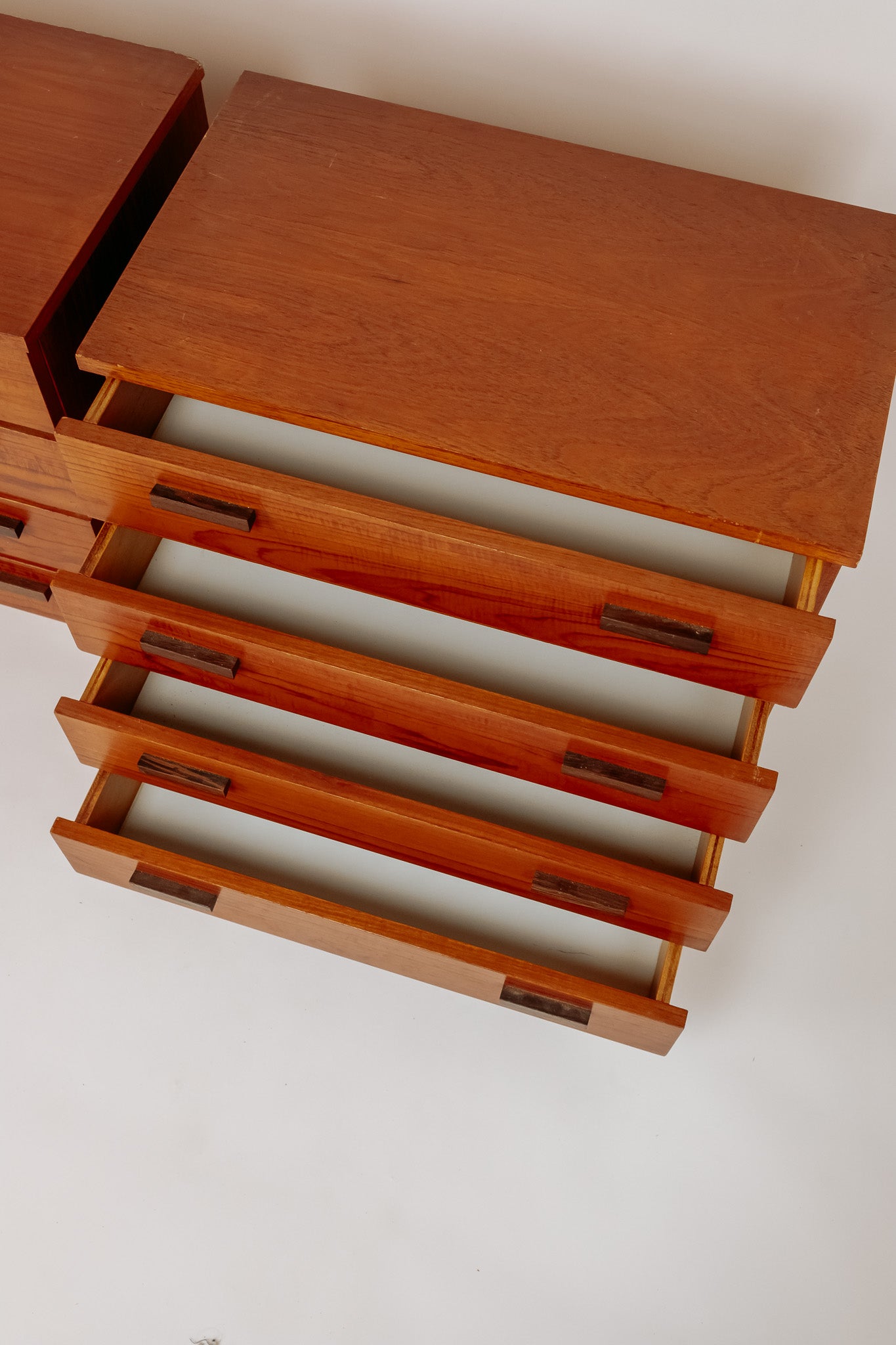 Set van 2 houten ladekasten / nachtkastjes, jaren 70