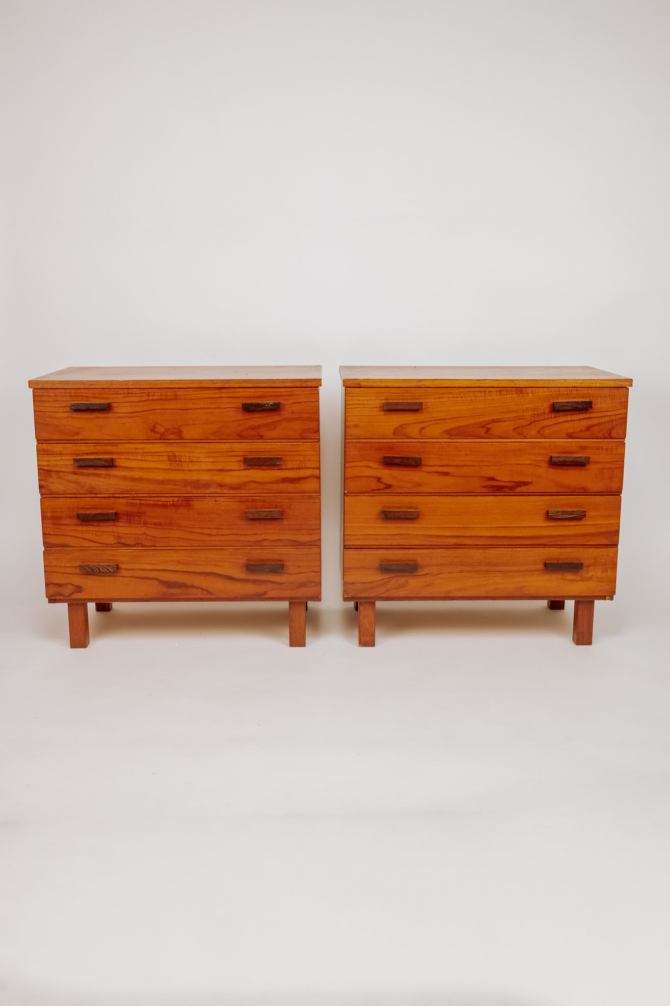 Set van 2 houten ladekasten / nachtkastjes, jaren 70