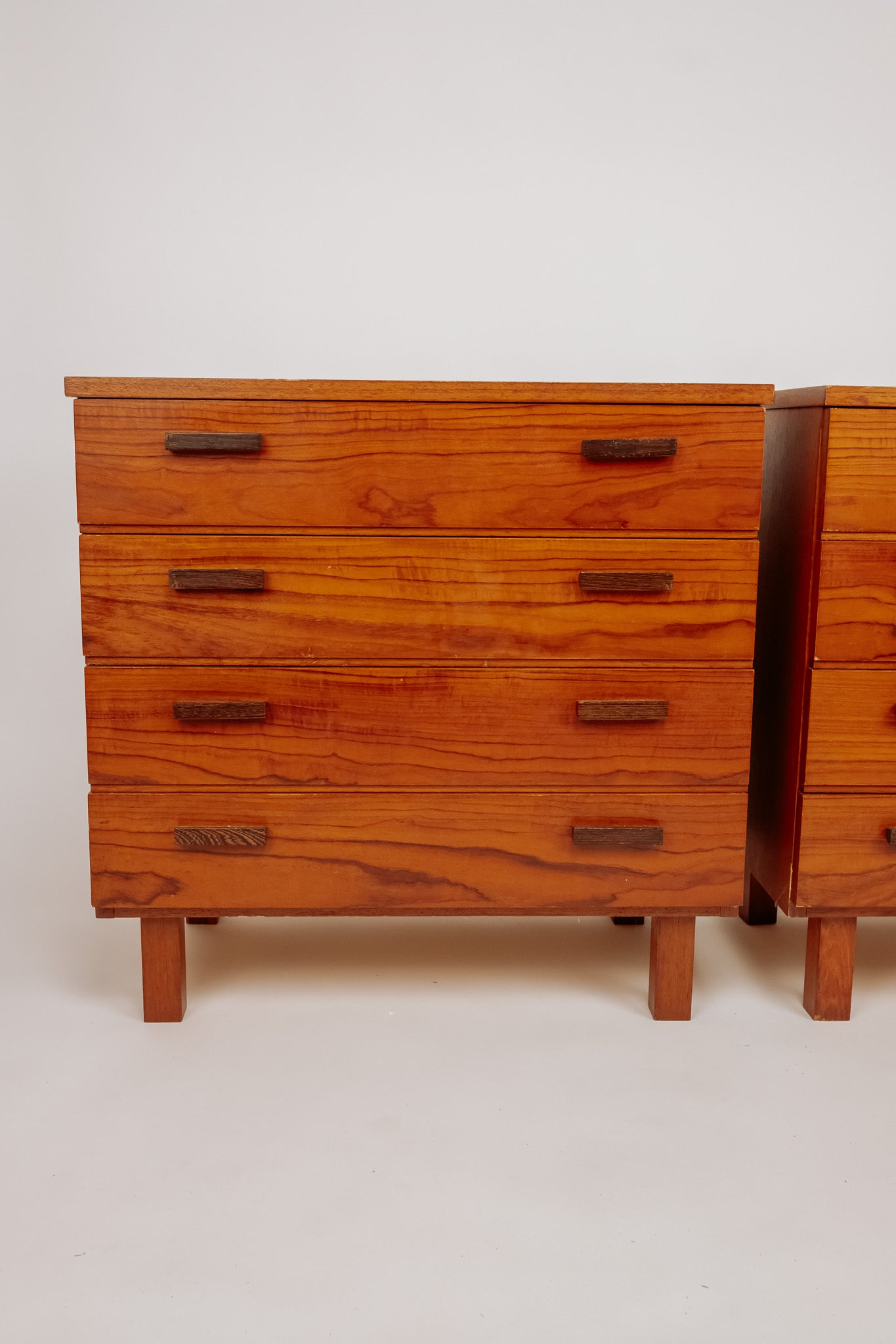 Set van 2 houten ladekasten / nachtkastjes, jaren 70