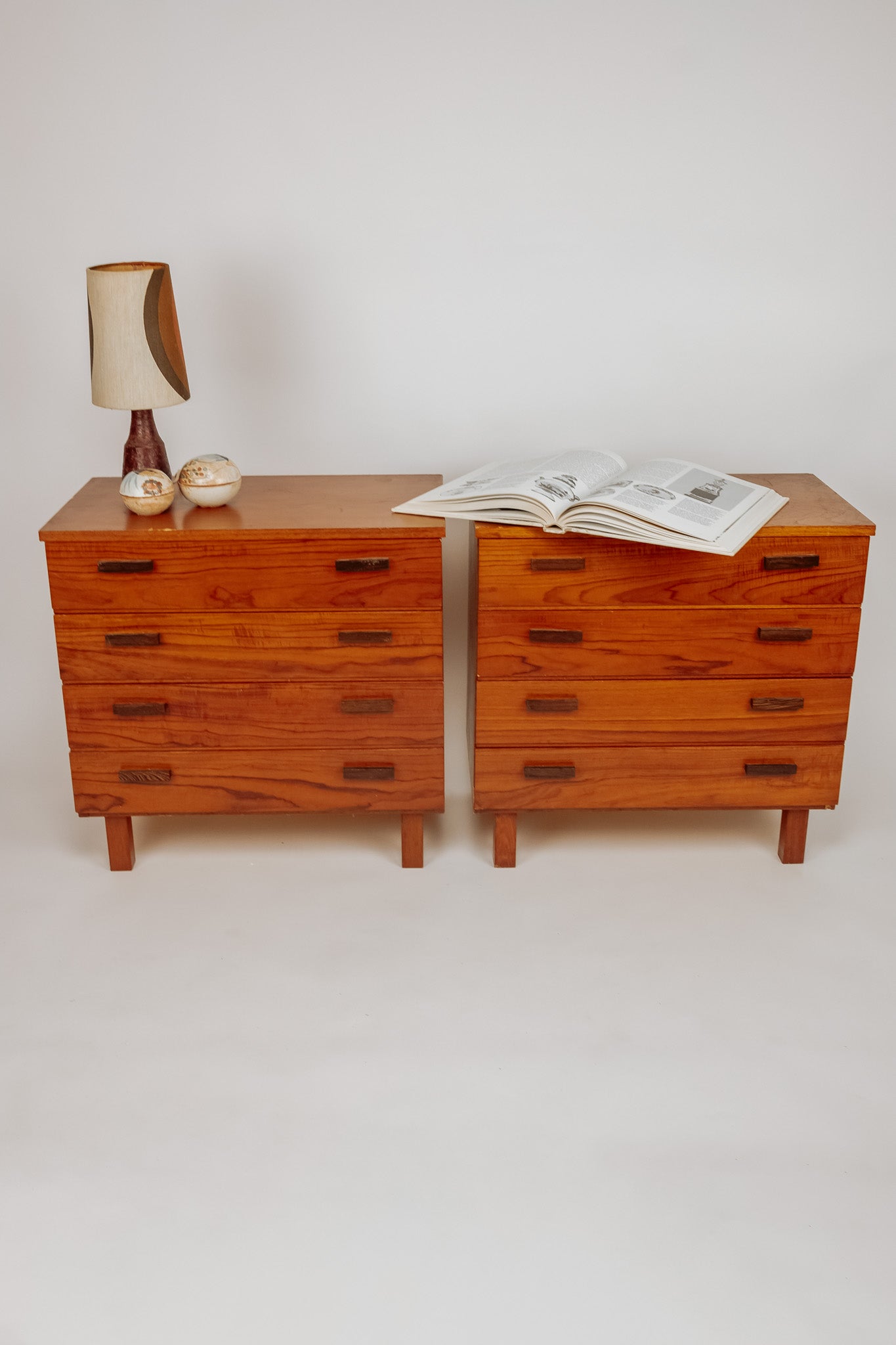 Set van 2 houten ladekasten / nachtkastjes, jaren 70