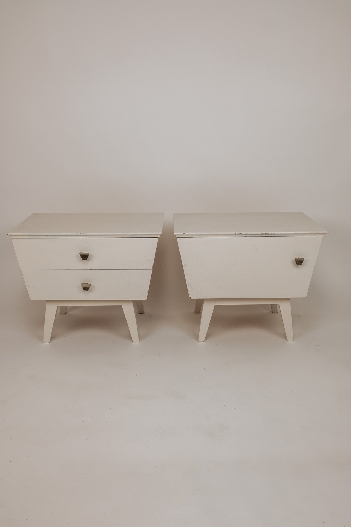 Set van 2 witgeverfde houten nachtkastjes, jaren 60