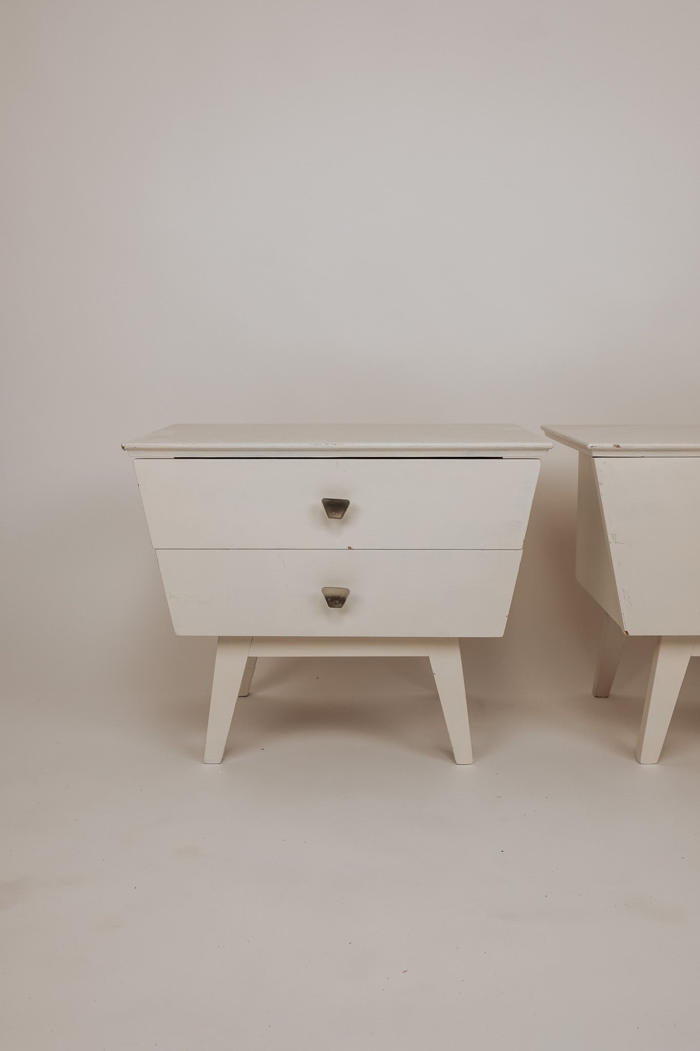 Set van 2 witgeverfde houten nachtkastjes, jaren 60