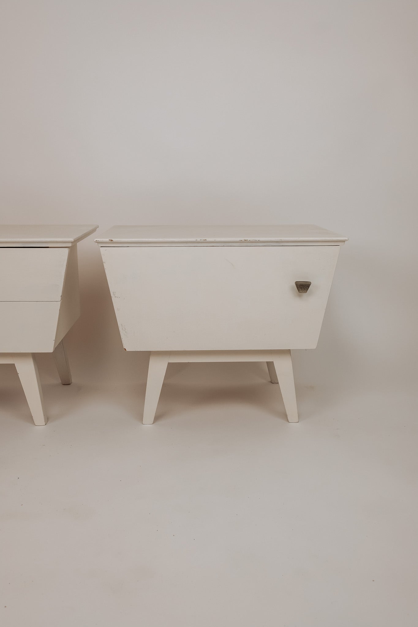 Set van 2 witgeverfde houten nachtkastjes, jaren 60