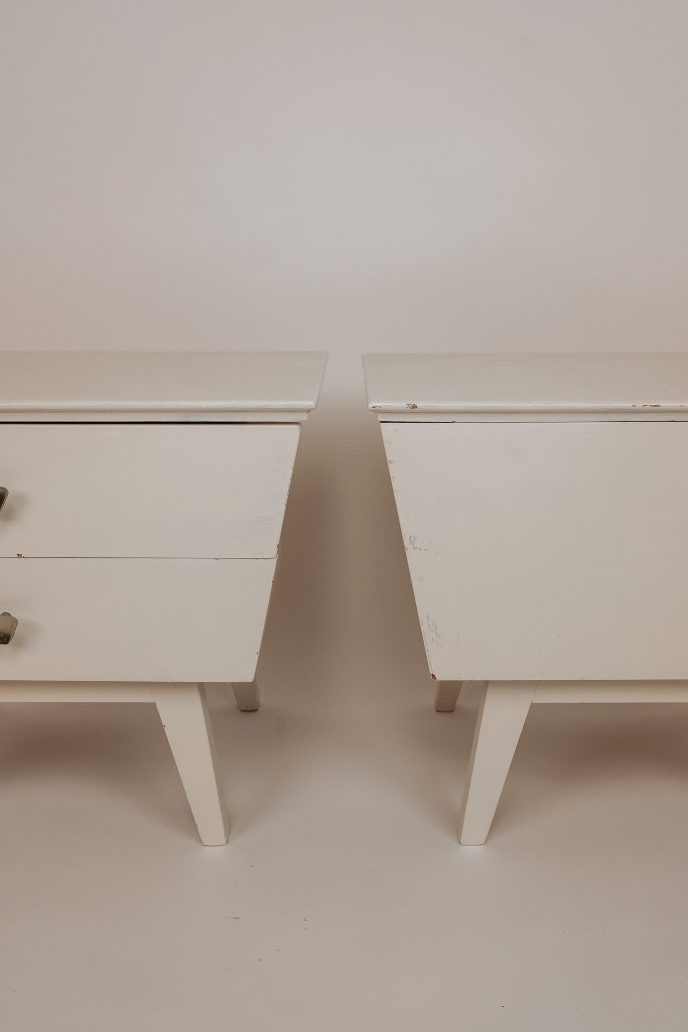 Set van 2 witgeverfde houten nachtkastjes, jaren 60