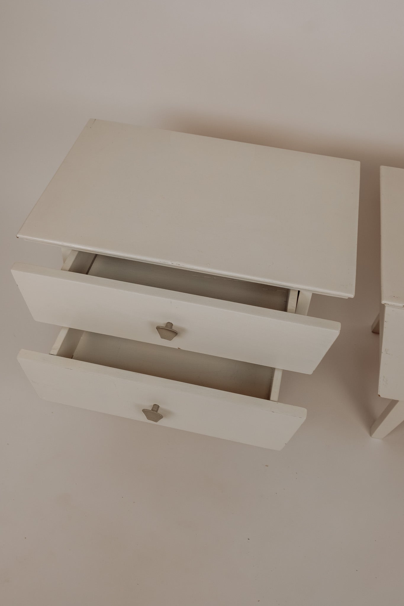 Set van 2 witgeverfde houten nachtkastjes, jaren 60