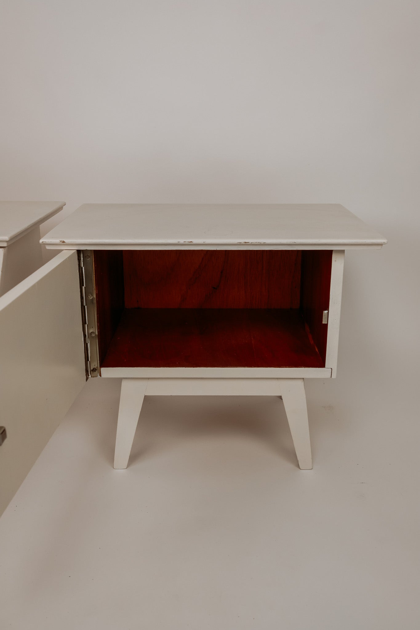 Set van 2 witgeverfde houten nachtkastjes, jaren 60